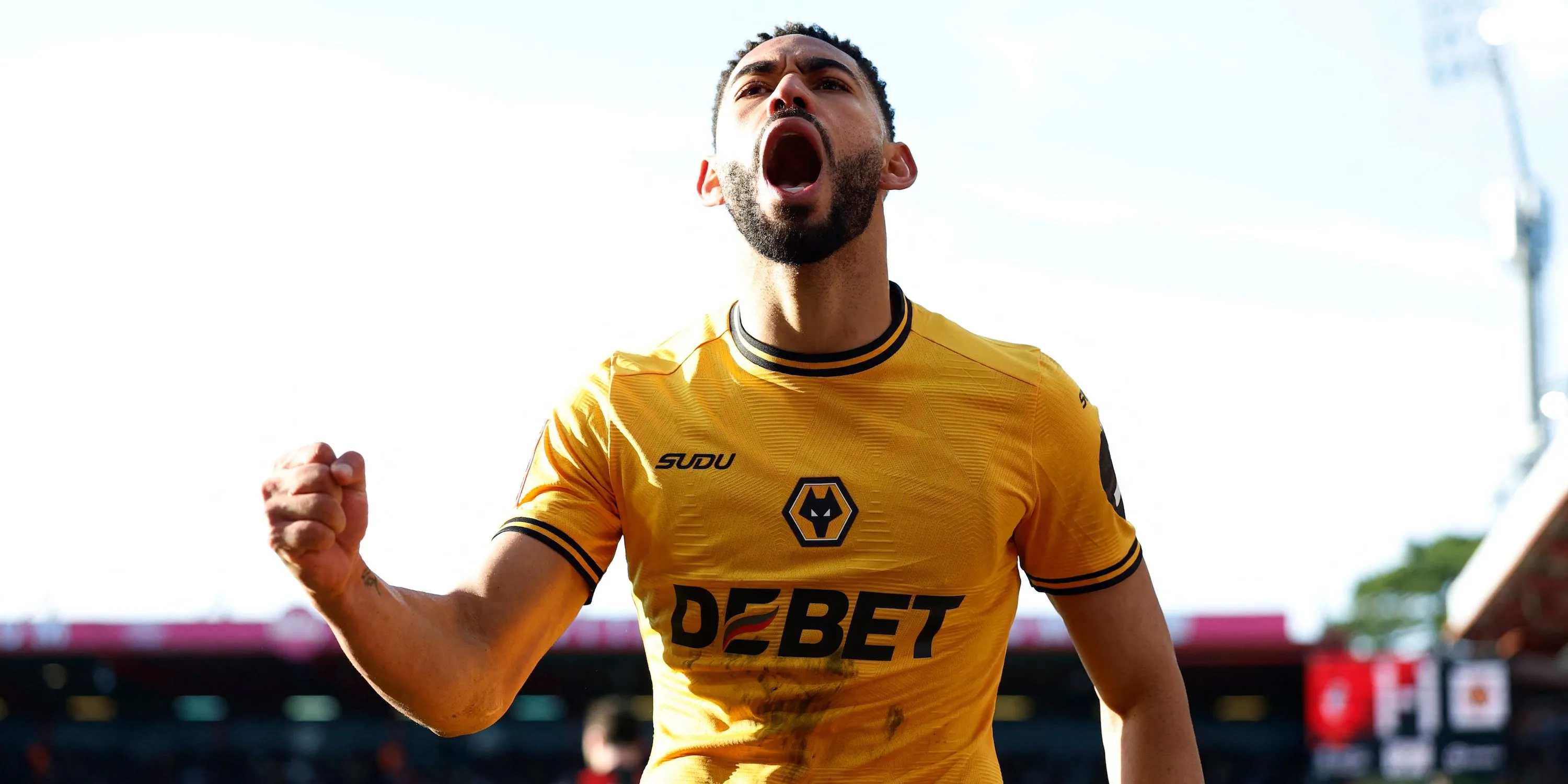Matheus Cunha ăn mừng bàn thắng cho Wolverhampton Wanderers, thể hiện phong độ ấn tượng của anh.