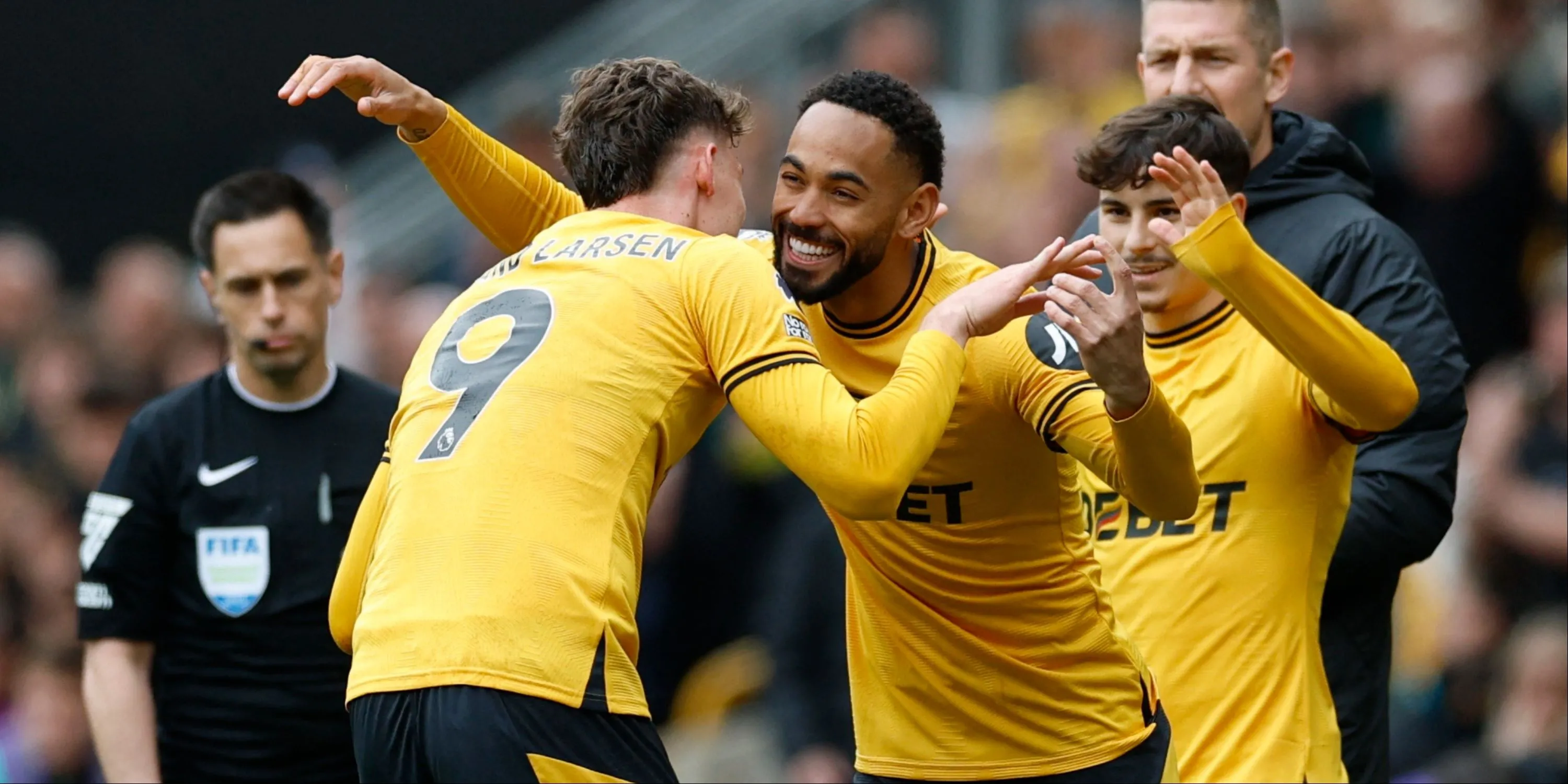 Matheus Cunha (trái) và Jorgen Strand Larsen trong màu áo Wolves, thể hiện tầm quan trọng của Cunha tại CLB.