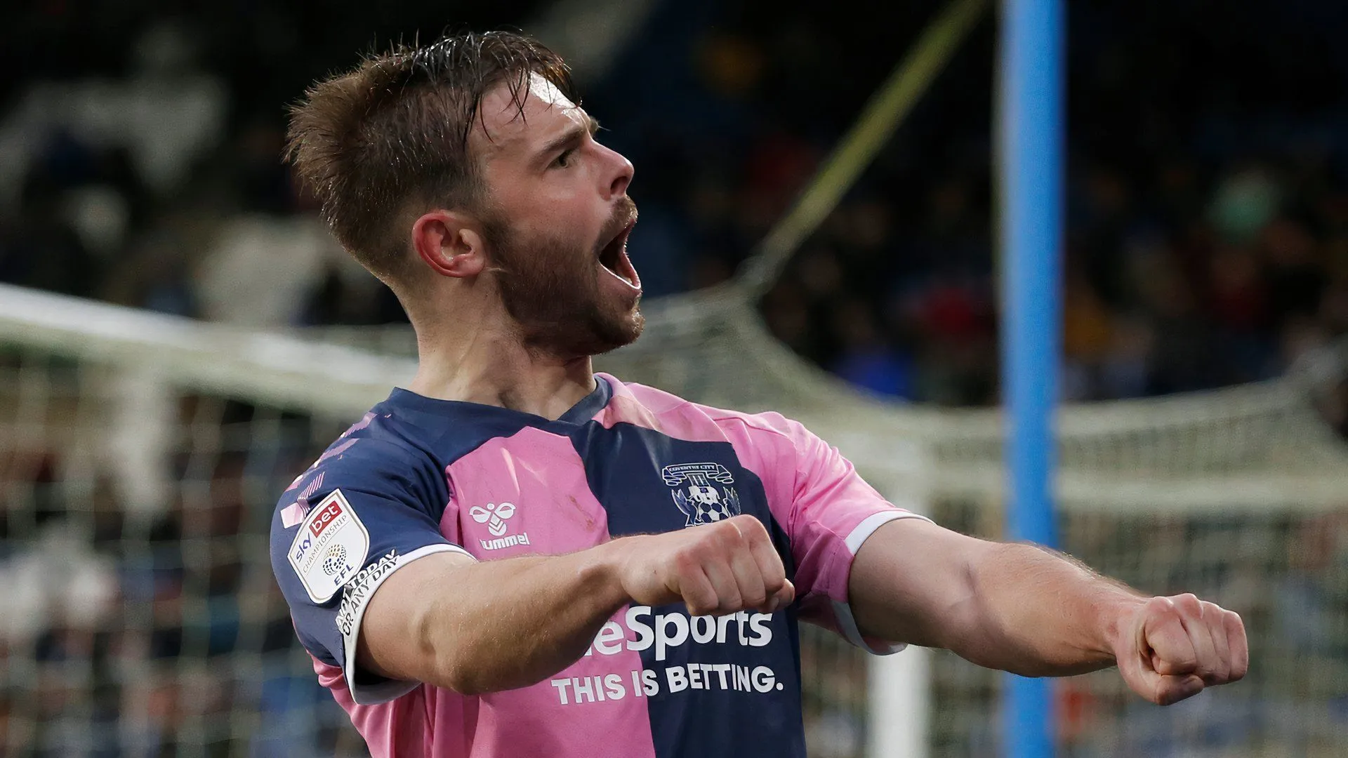 Matty Godden, tiền đạo Charlton, trong một pha bóng tại League One