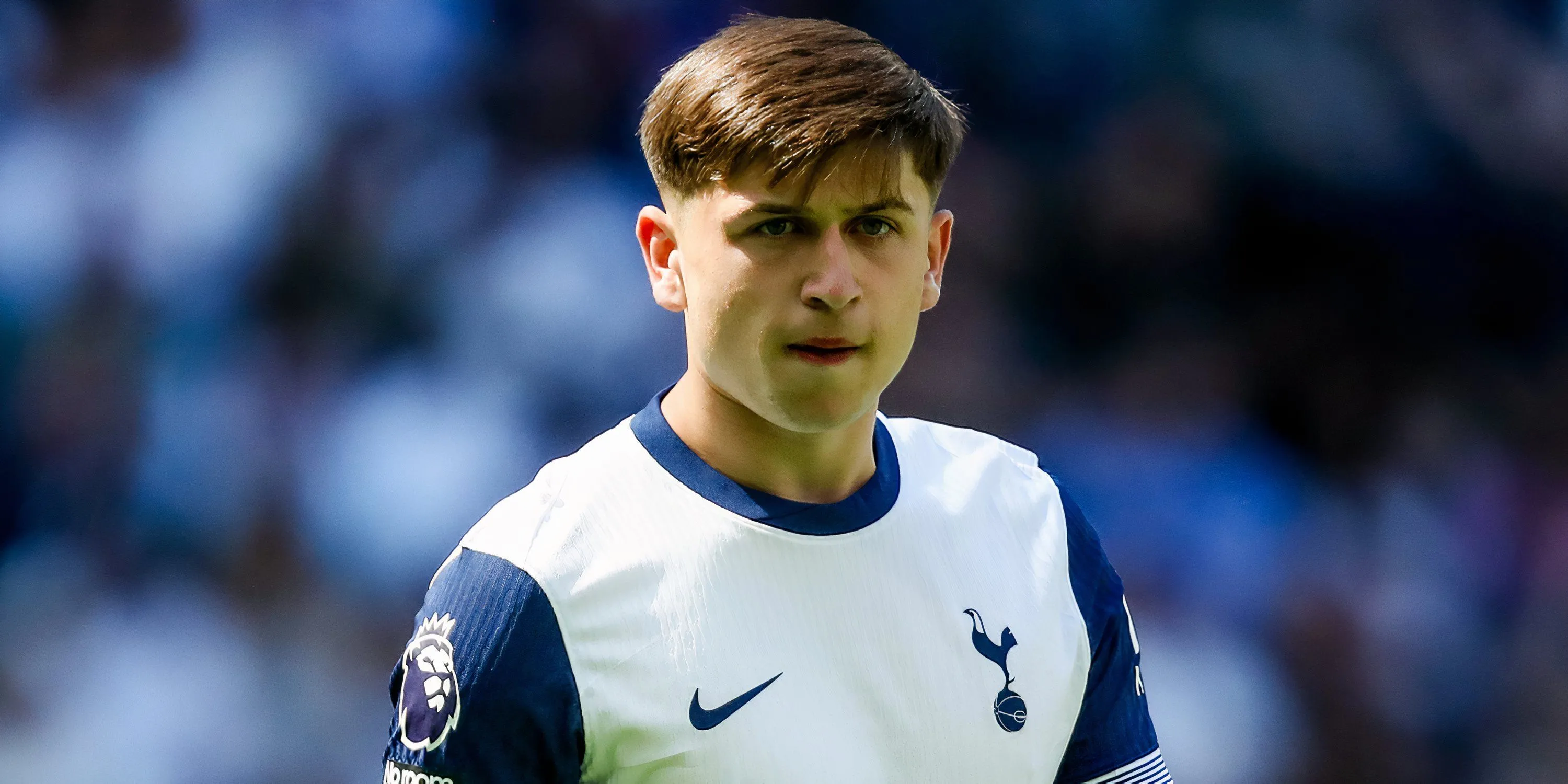 Mikey Moore trong một pha xử lý bóng khi thi đấu cho Tottenham