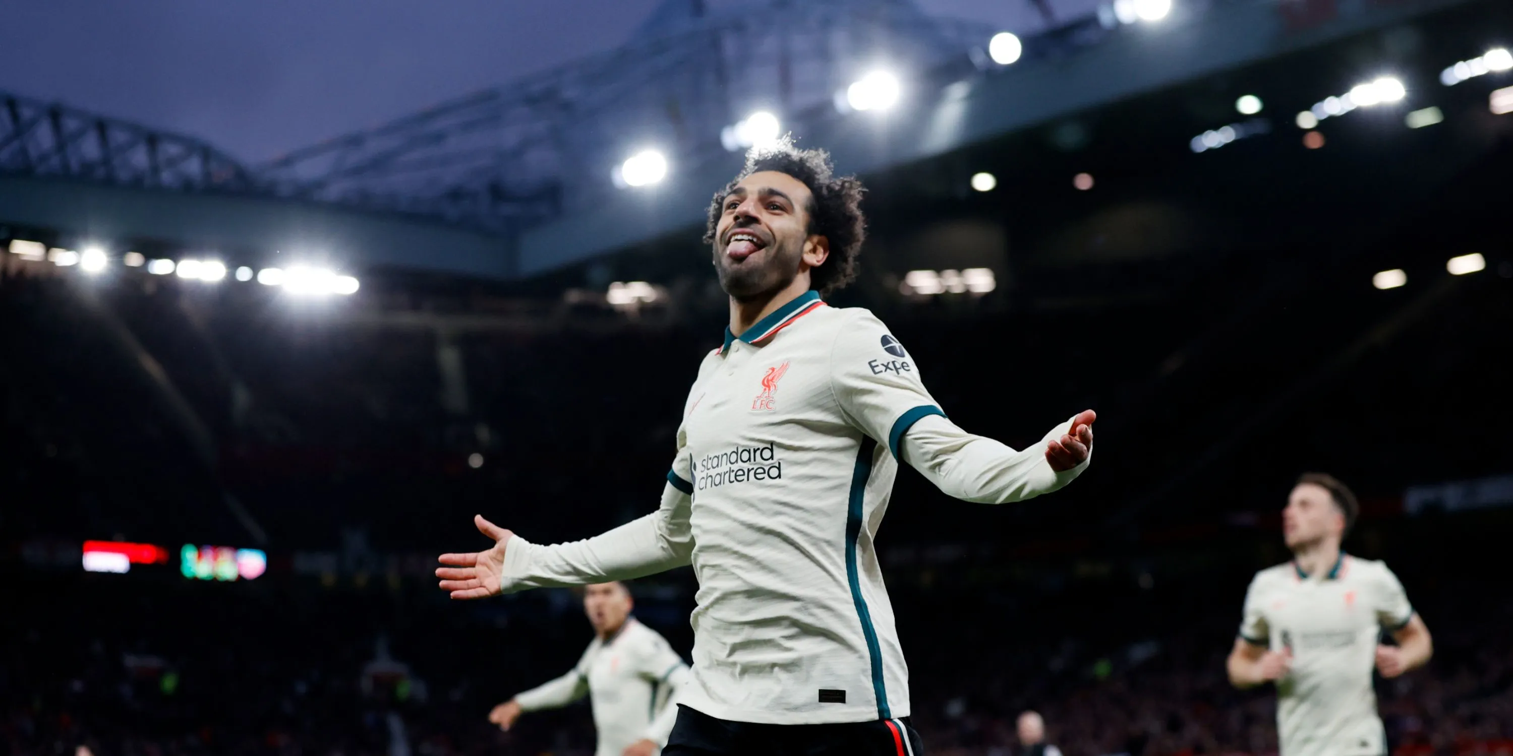 Mohamed Salah ăn mừng bàn thắng trên sân Old Trafford.