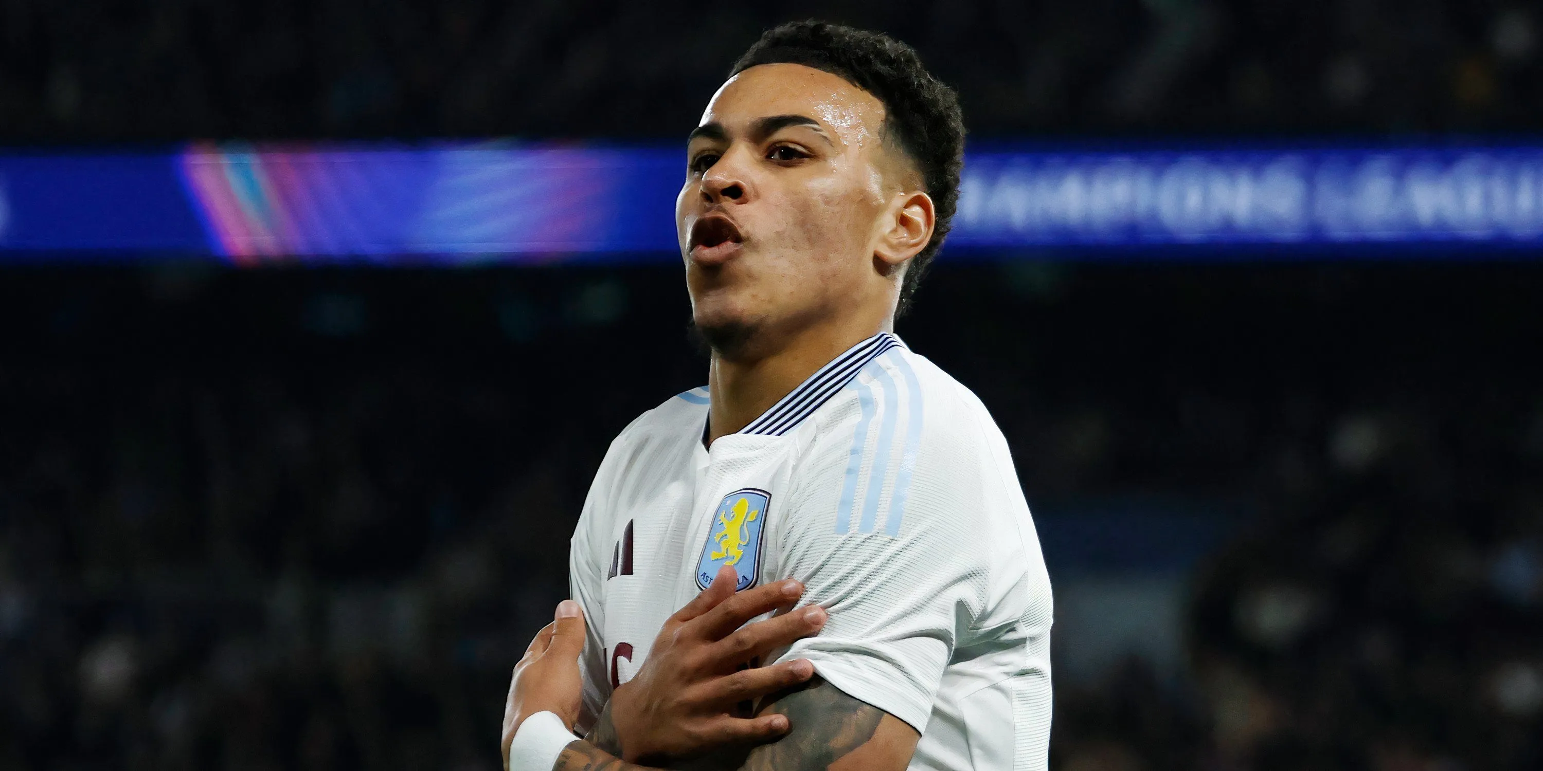 Morgan Rogers ăn mừng sau khi đóng góp vào thành công của Aston Villa