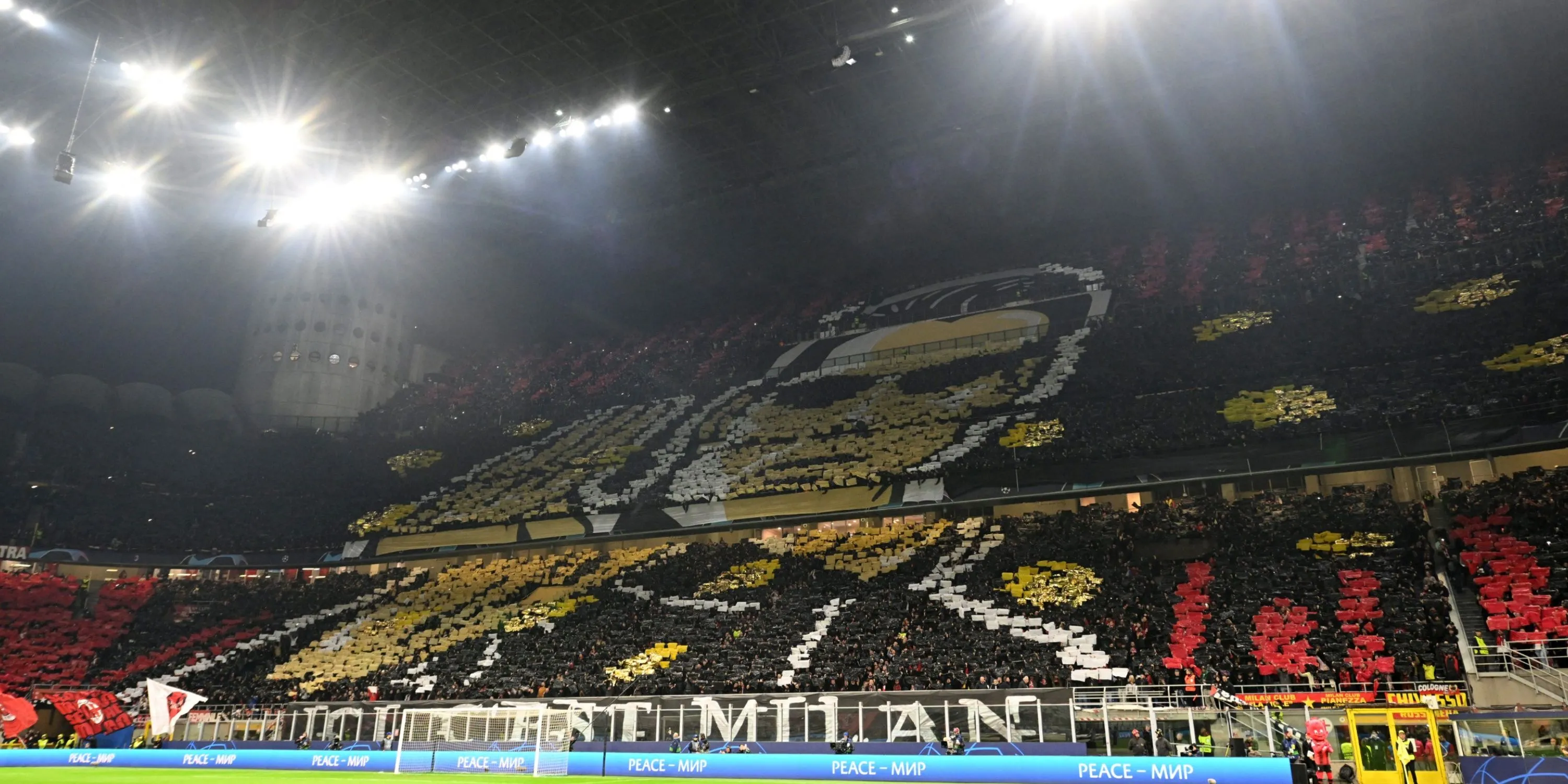 Người hâm mộ AC Milan trình diễn màn tifo ấn tượng tại sân San Siro