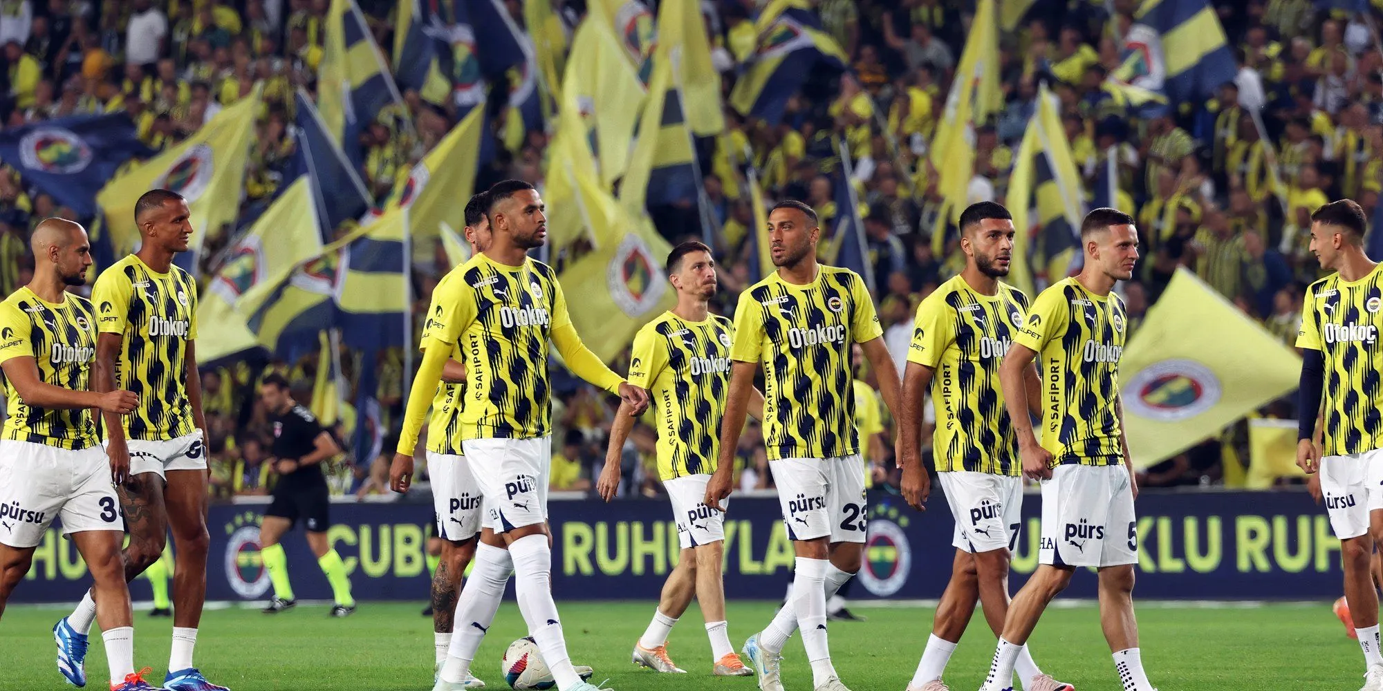 Người hâm mộ Fenerbahce đốt pháo sáng rực rỡ trên khán đài