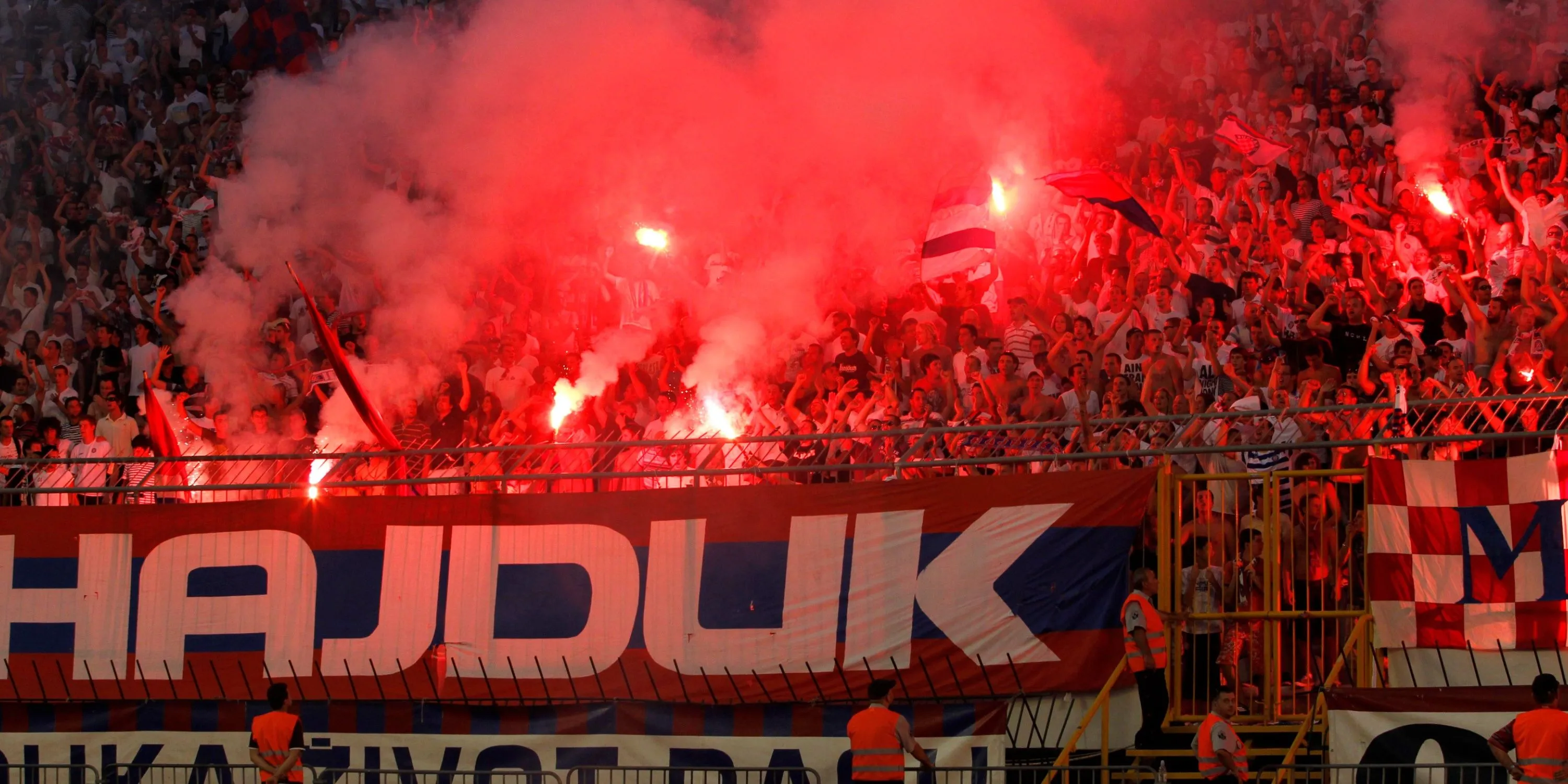 Người hâm mộ Hajduk Split với màn trình diễn biểu ngữ ấn tượng