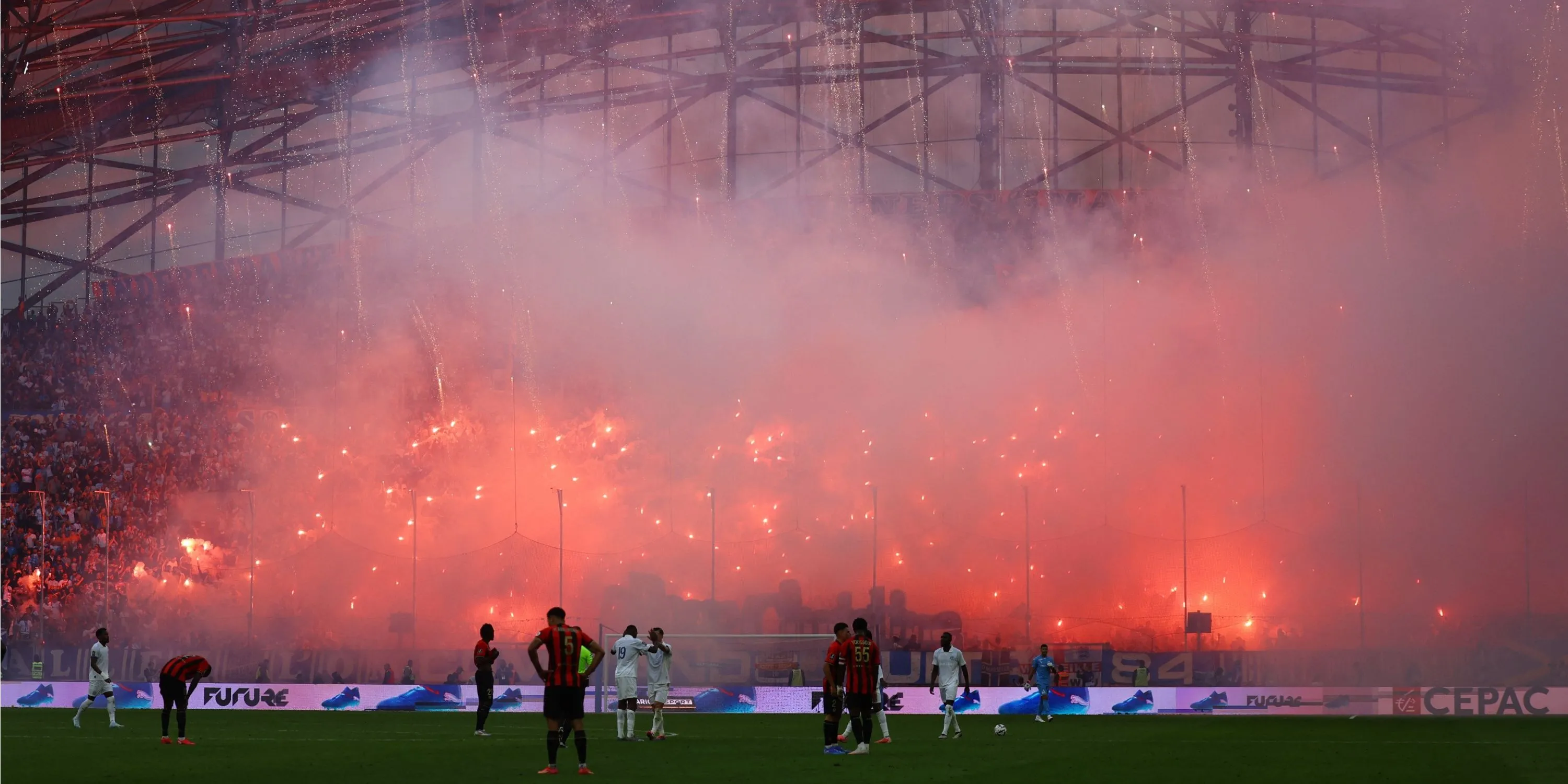 Người hâm mộ Marseille đốt pháo sáng trên khắp khán đài sân Velodrome