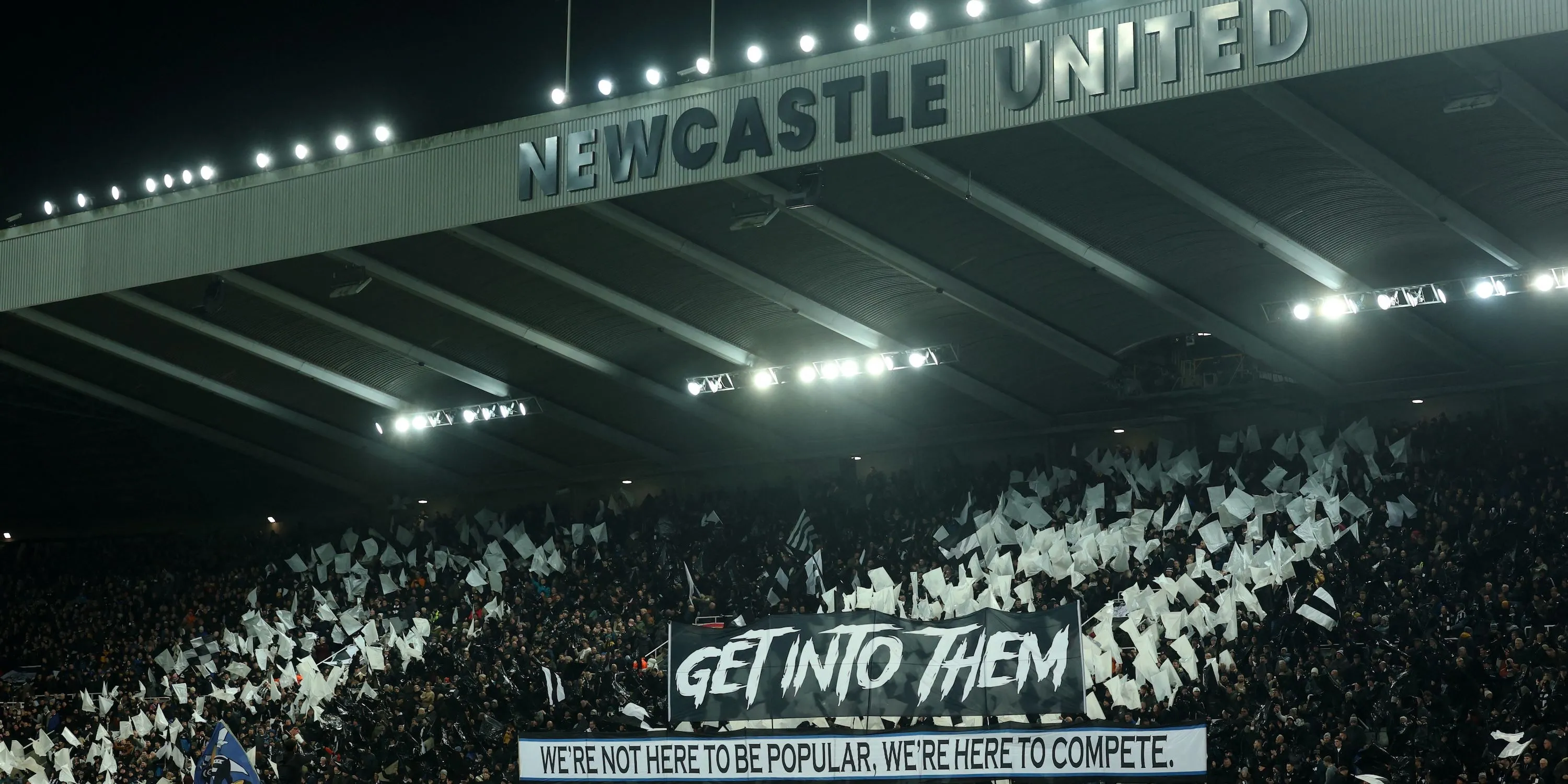 Người hâm mộ Newcastle United cổ vũ trước trận đấu