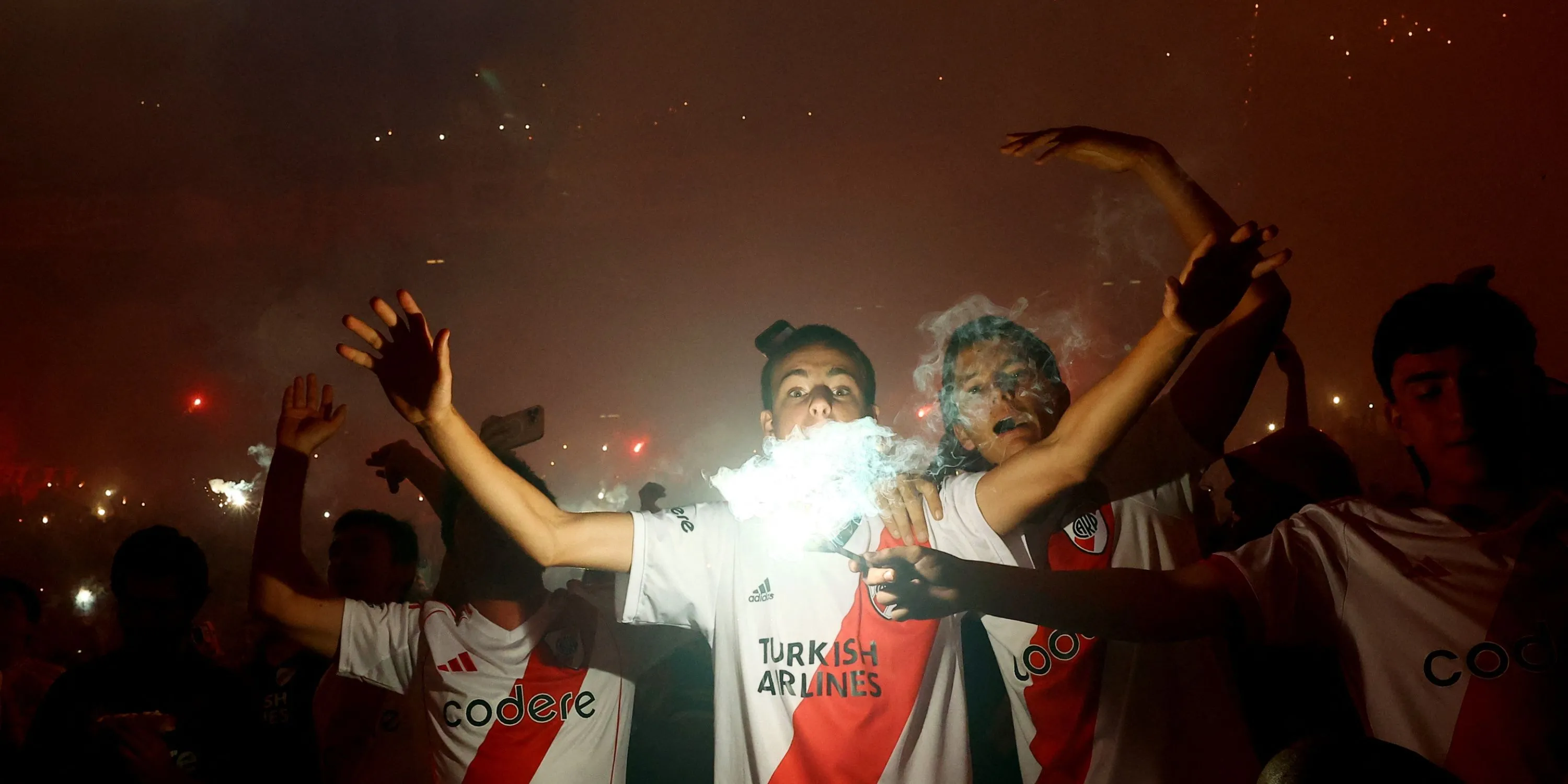 Người hâm mộ River Plate giăng cờ và biểu ngữ lớn trước trận đấu