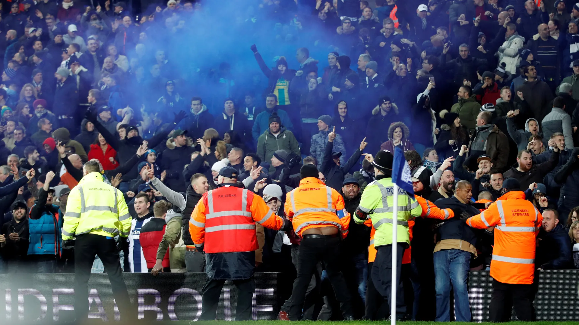 Người hâm mộ West Bromwich Albion cổ vũ đội nhà tại sân The Hawthorns, duy trì sự ủng hộ dù thành tích không như kỳ vọng.