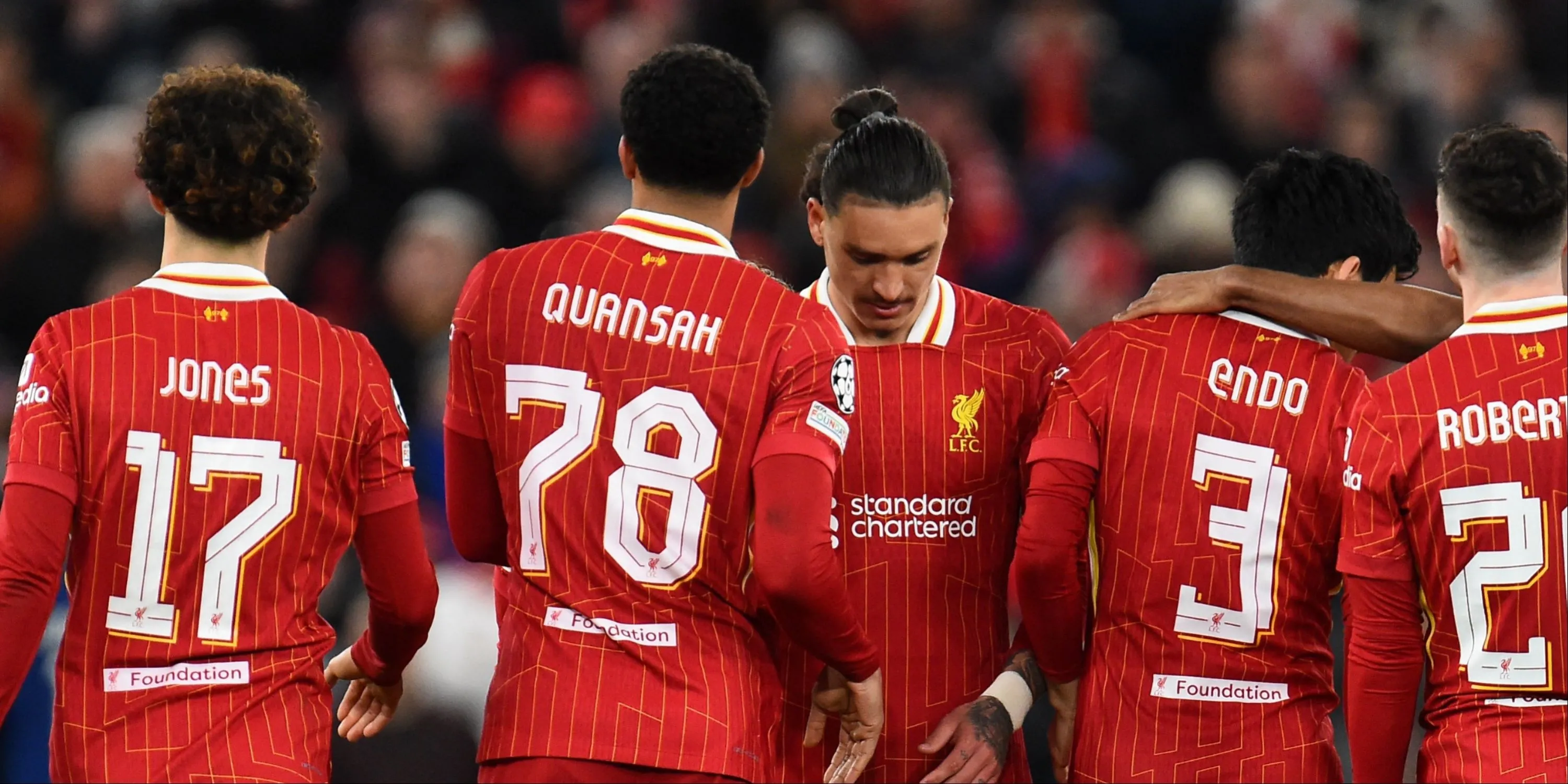 Nhóm cầu thủ Liverpool gồm Nunez, Quansah, Endo, Curtis Jones
