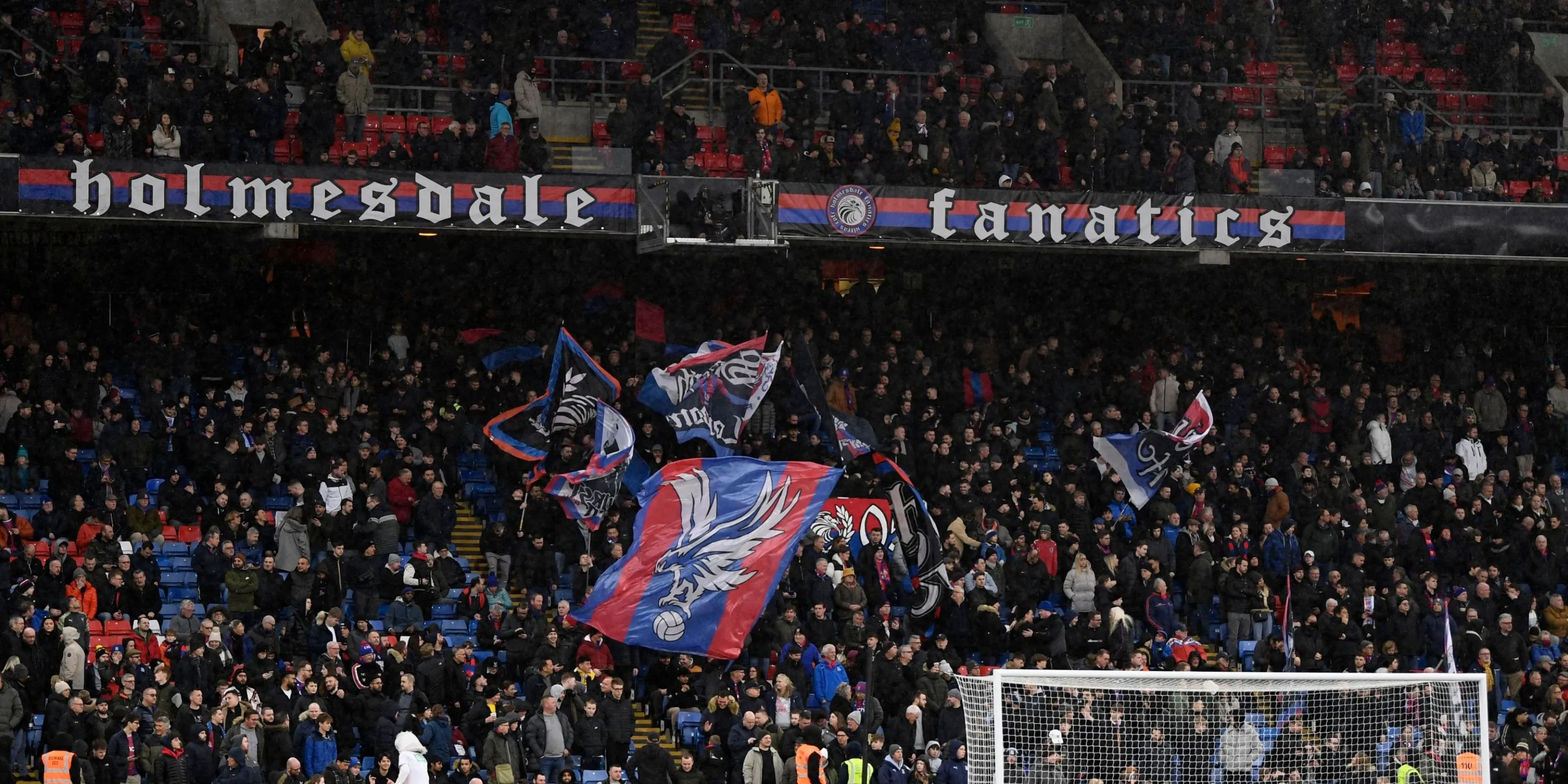 Những người hâm mộ cuồng nhiệt của Crystal Palace tại Selhurst Park đang cổ vũ