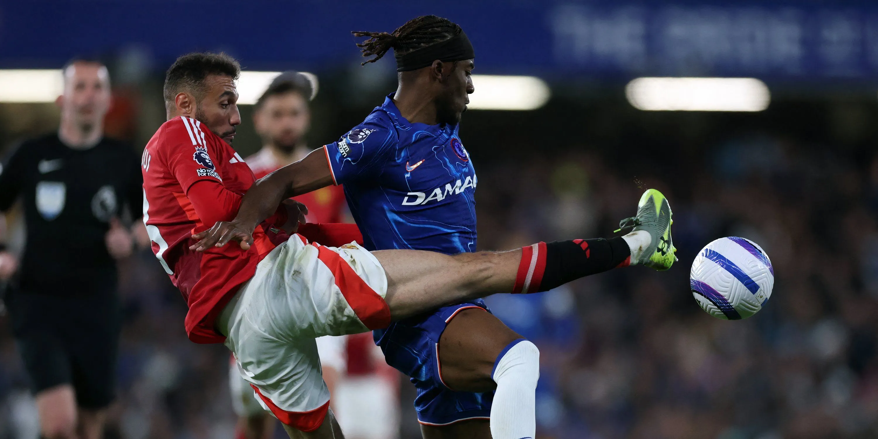 Noni Madueke thể hiện sự thất vọng sau cơ hội bỏ lỡ trước Man Utd