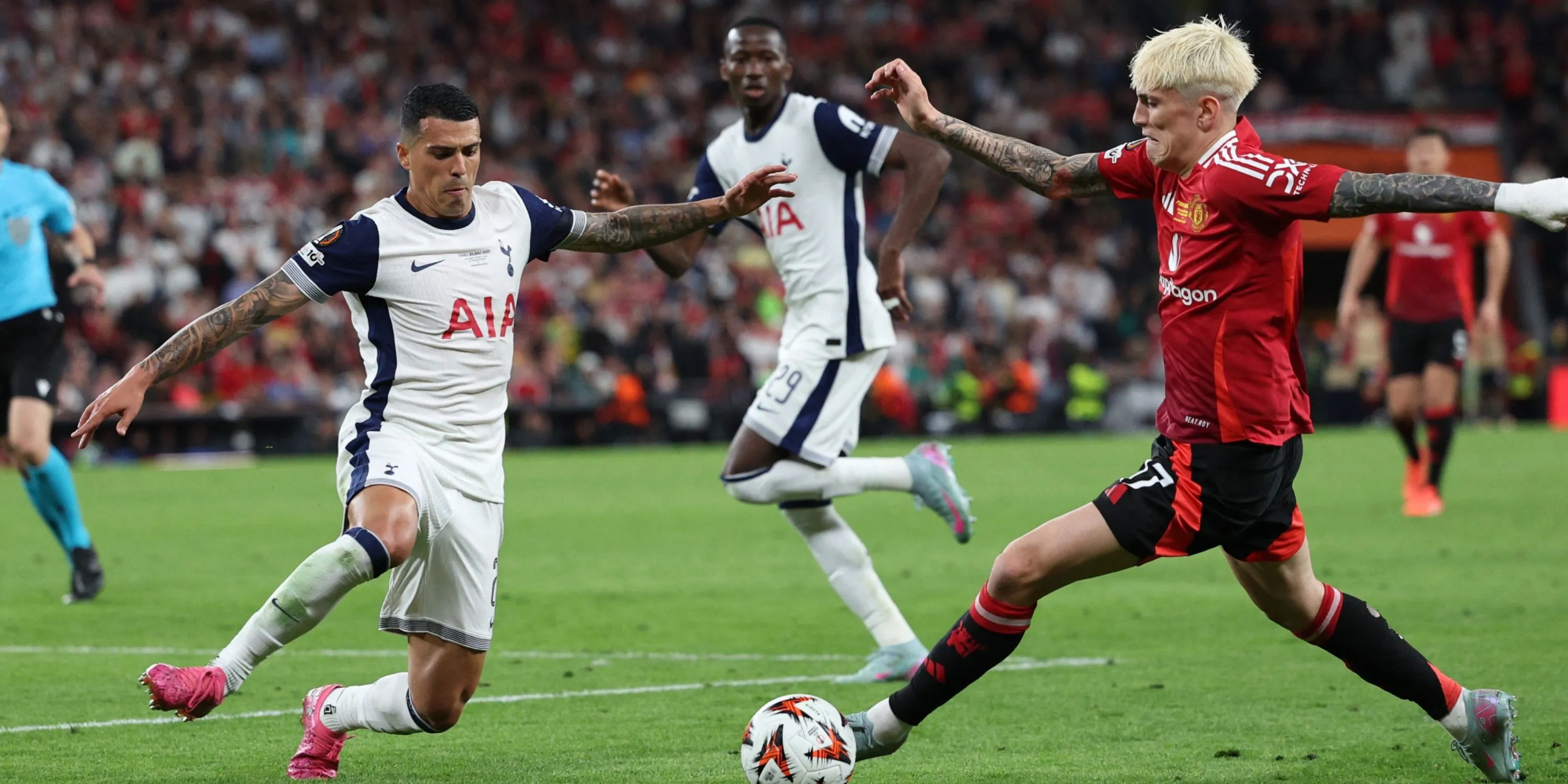 Pha phòng ngự quyết liệt giữa Pedro Porro của Tottenham và Alejandro Garnacho của Manchester United trong trận chung kết Europa League