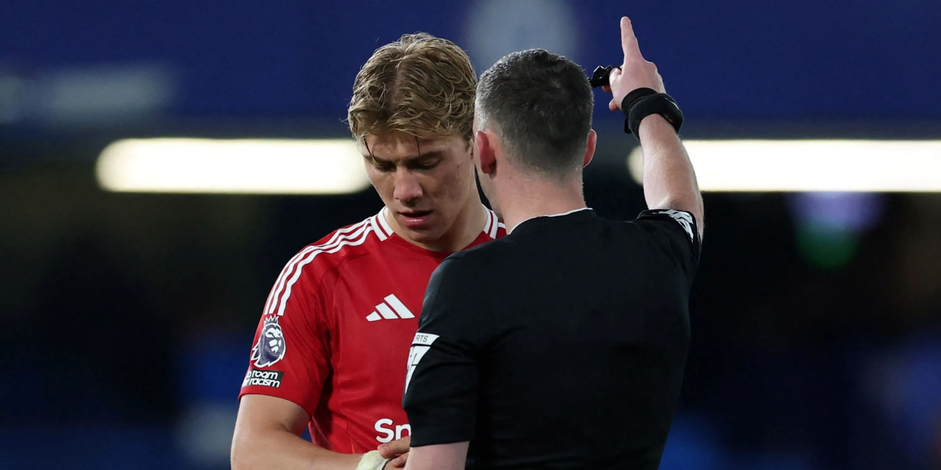 Rasmus Hojlund nói chuyện với trọng tài trong trận đấu Chelsea vs Man Utd, anh đeo vật gì đó trên cổ tay