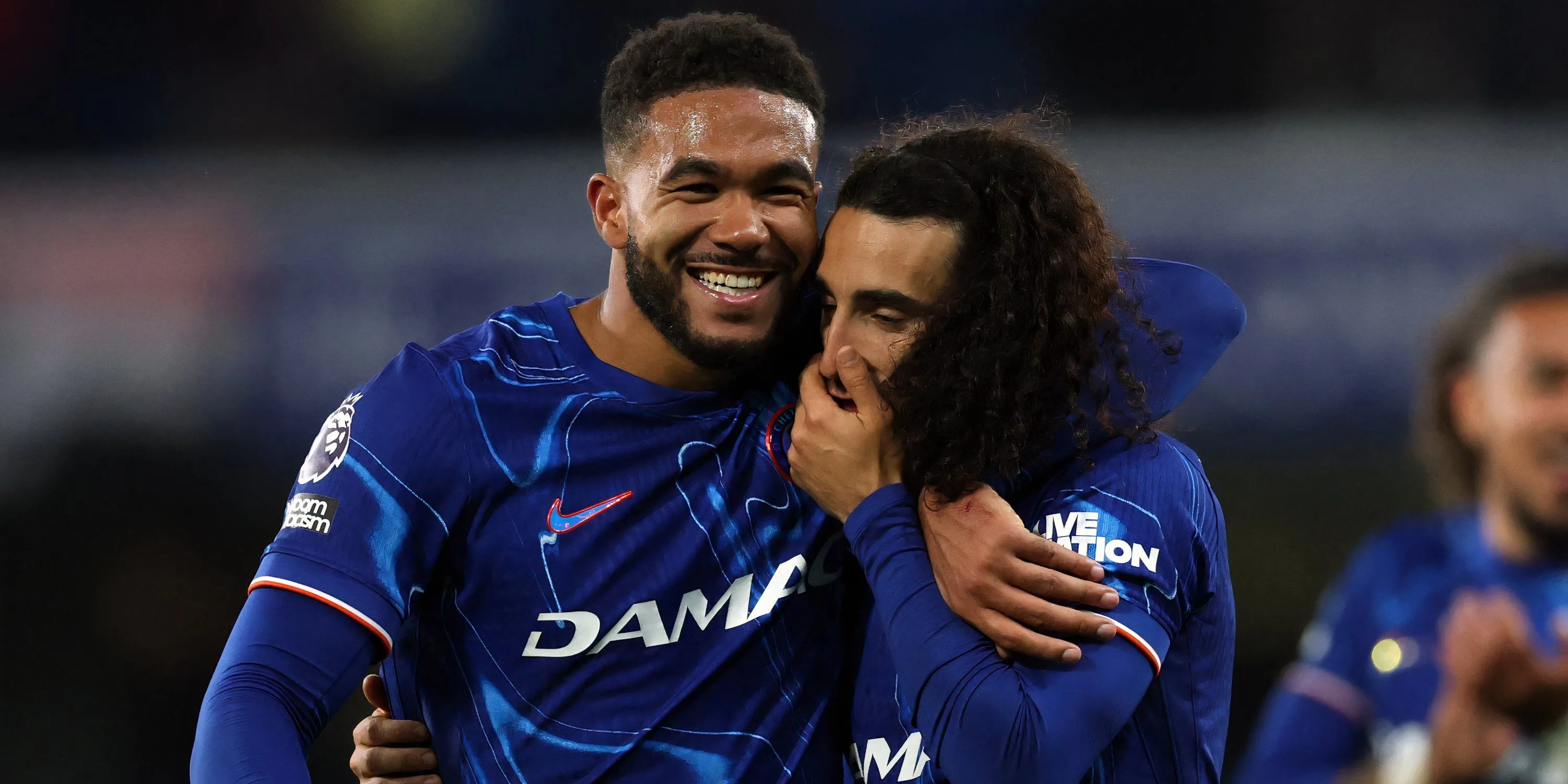 Reece James và Marc Cucurella ăn mừng bàn thắng cho Chelsea trước Man Utd