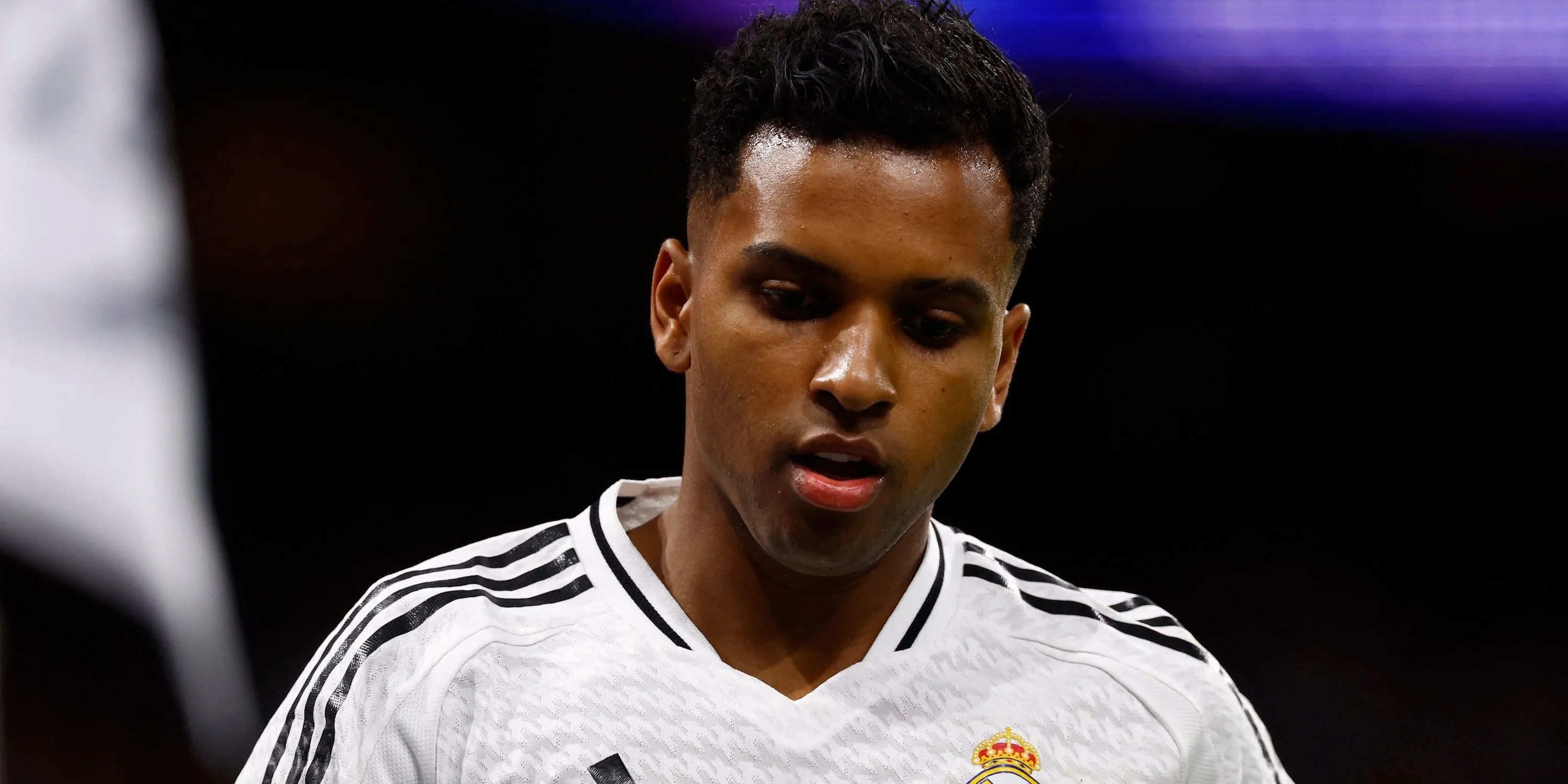 Rodrygo Goes của Real Madrid trong một khoảnh khắc quan sát trên sân.