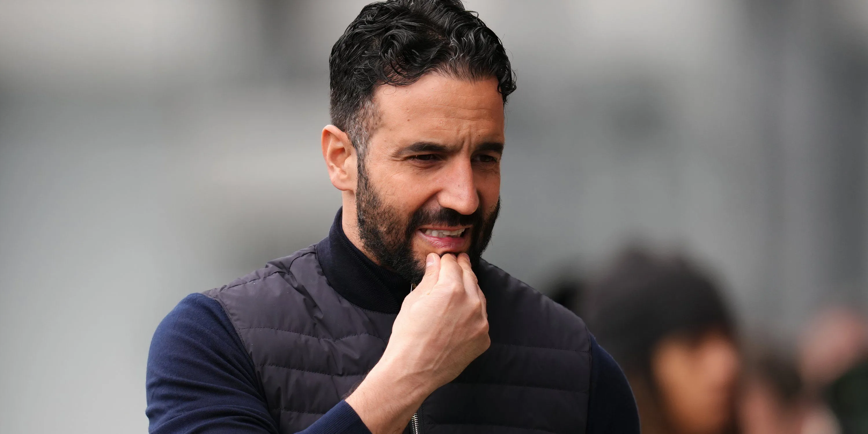 Ruben Amorim nhìn về phía sân cỏ trong một trận đấu của Man Utd