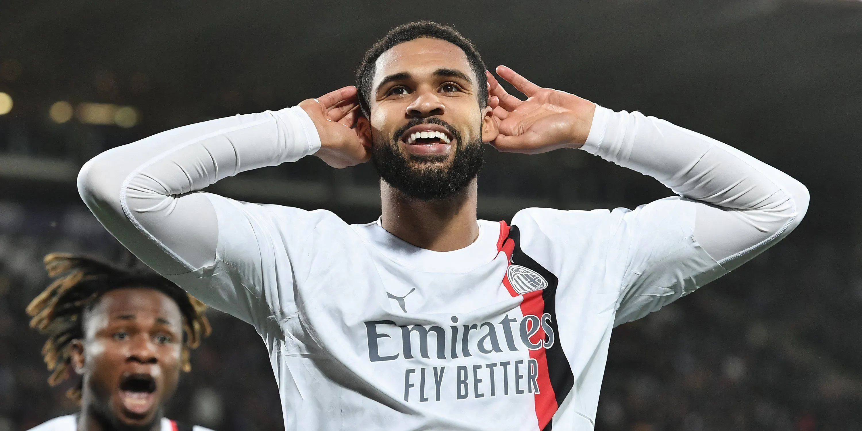 Ruben Loftus-Cheek trong màu áo AC Milan đối mặt đối thủ