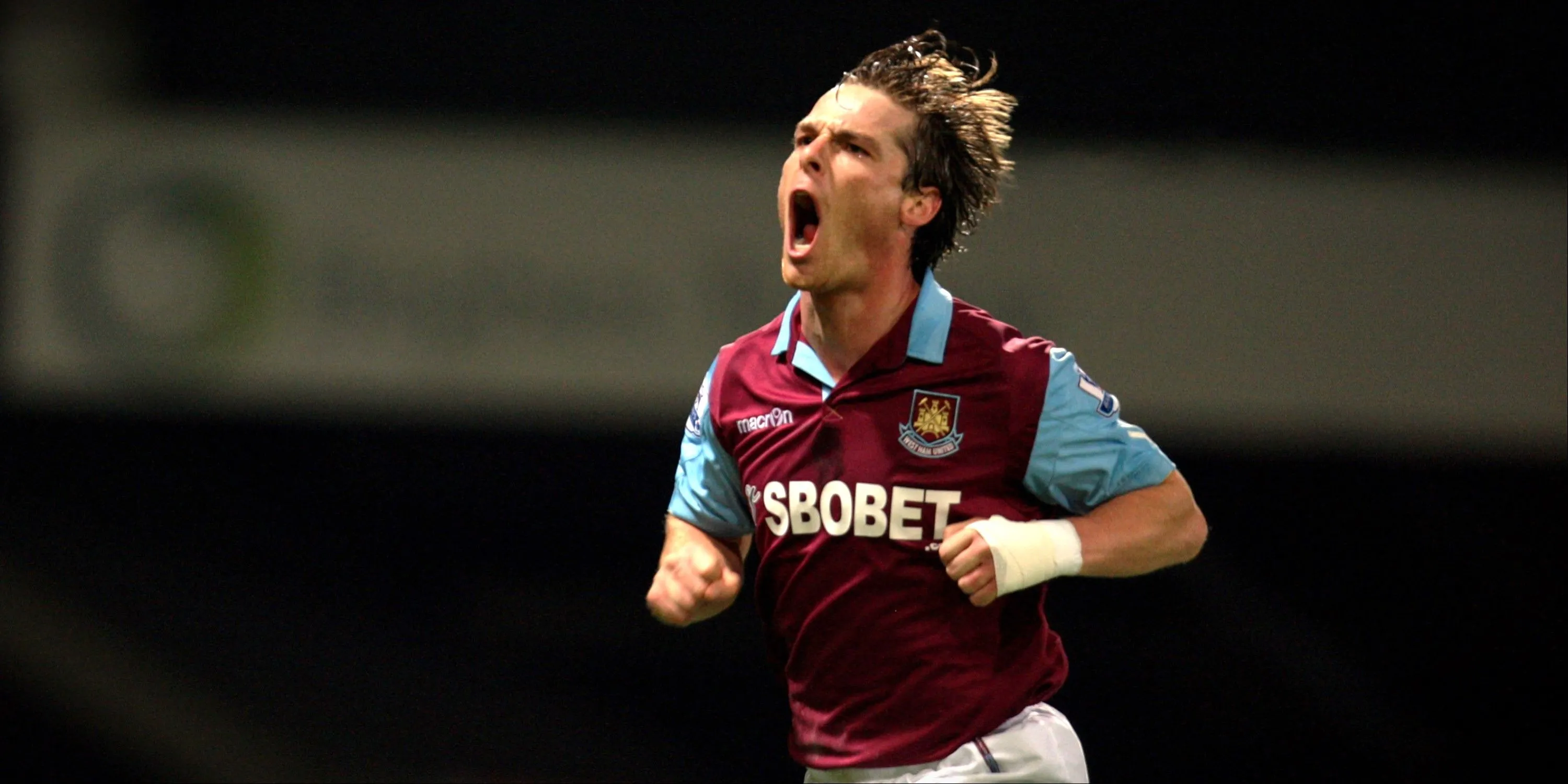 Scott Parker ăn mừng bàn thắng cho West Ham