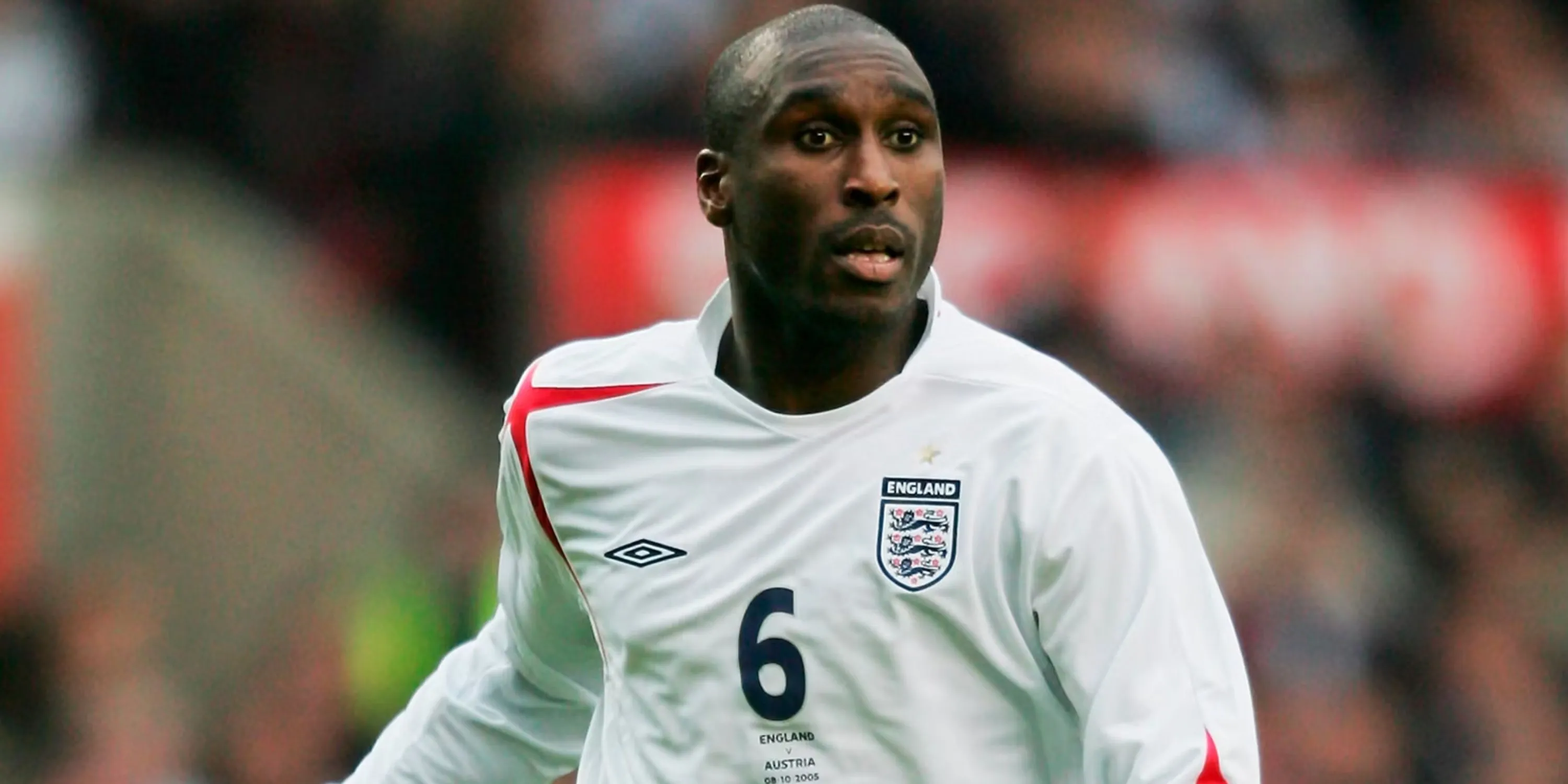 Sol Campbell trong màu áo Arsenal và đội tuyển Anh