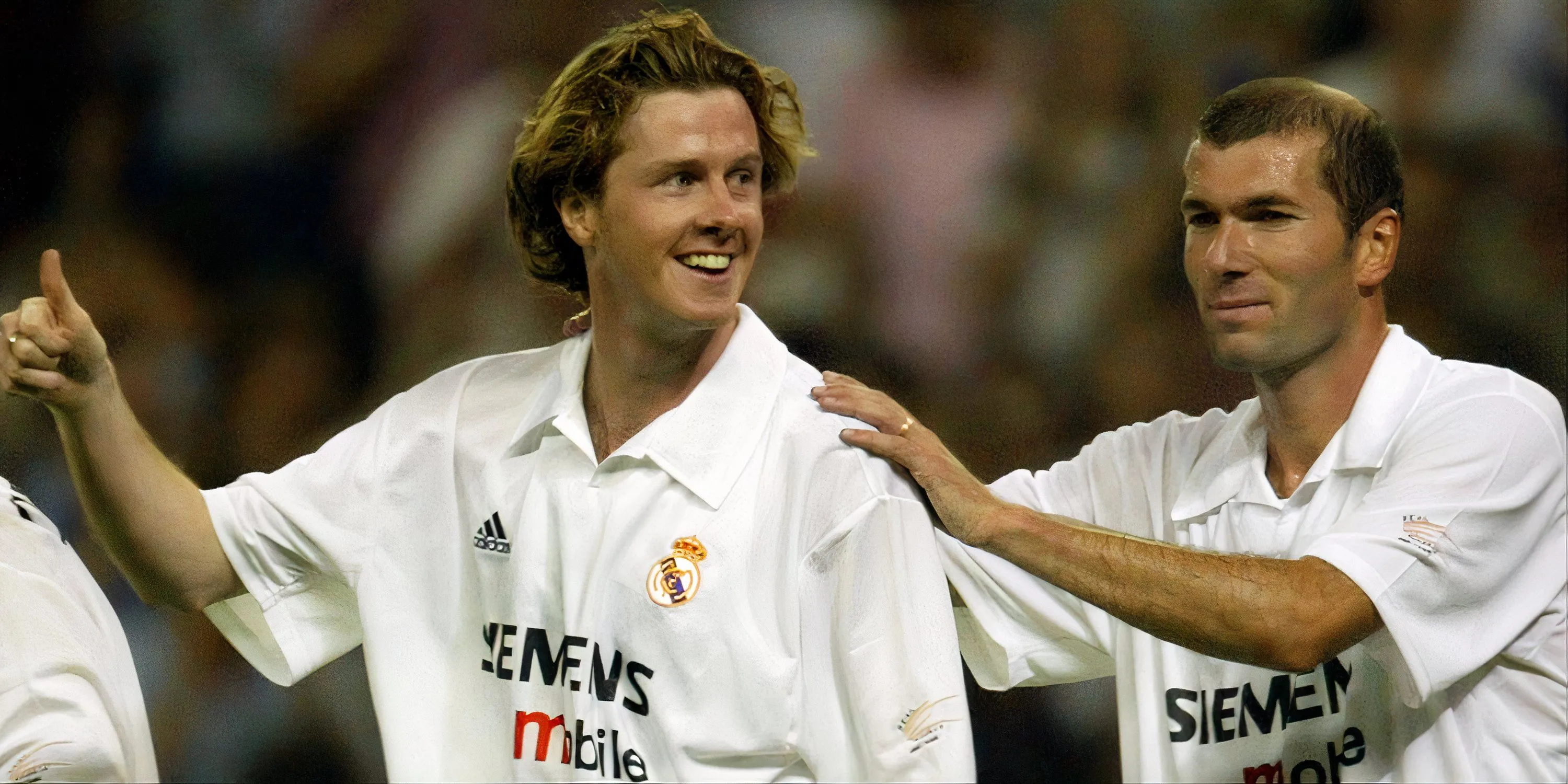 Steve McManaman ăn mừng cùng Zinedine Zidane trong màu áo Real Madrid