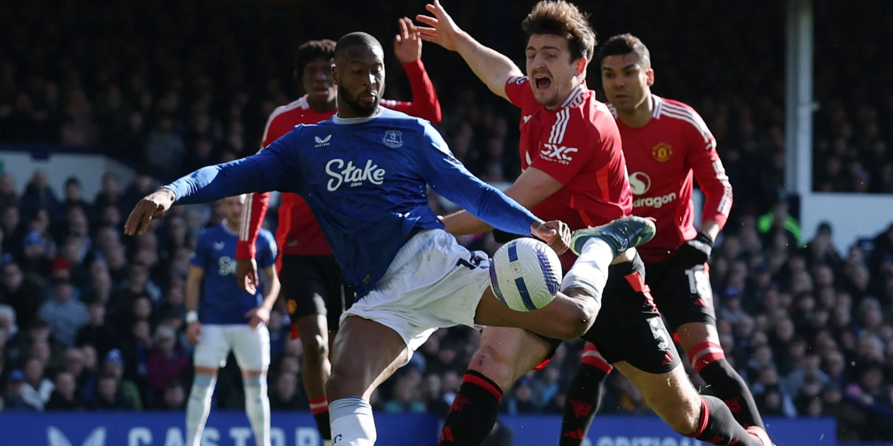 Tiền đạo Beto của Everton ăn mừng bàn thắng trong một trận đấu tại Premier League