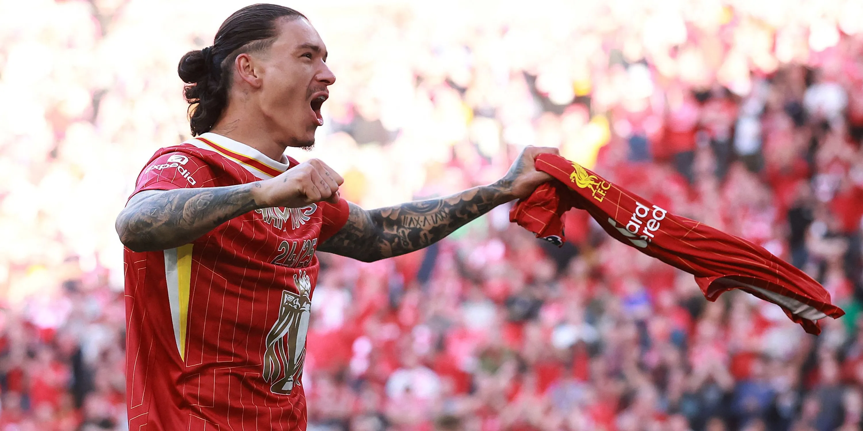 Tiền đạo Darwin Nunez ăn mừng danh hiệu Premier League cùng Liverpool.
