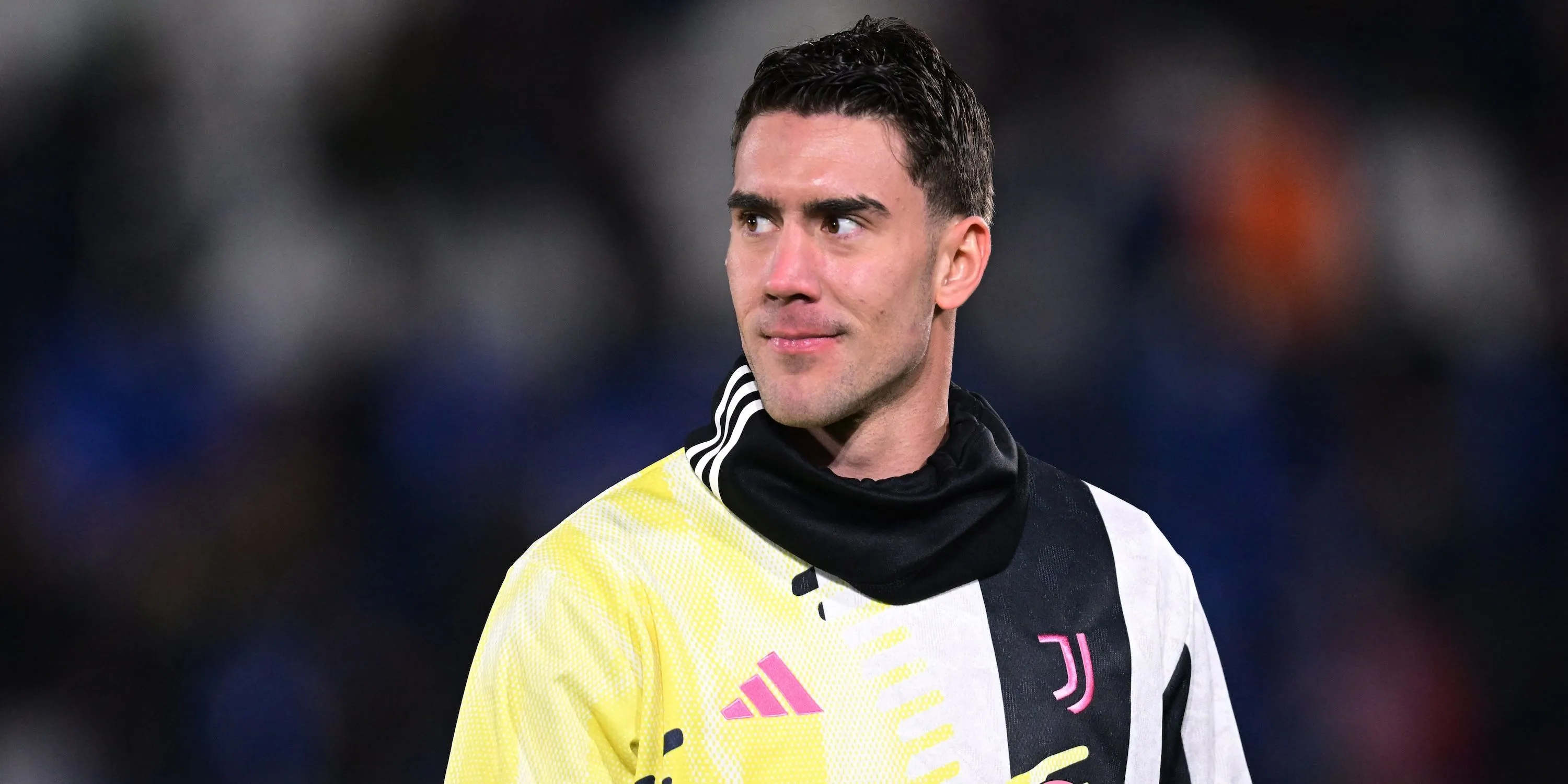 Tiền đạo Dusan Vlahovic của Juventus khởi động trước trận đấu, mục tiêu tiềm năng của Arsenal.