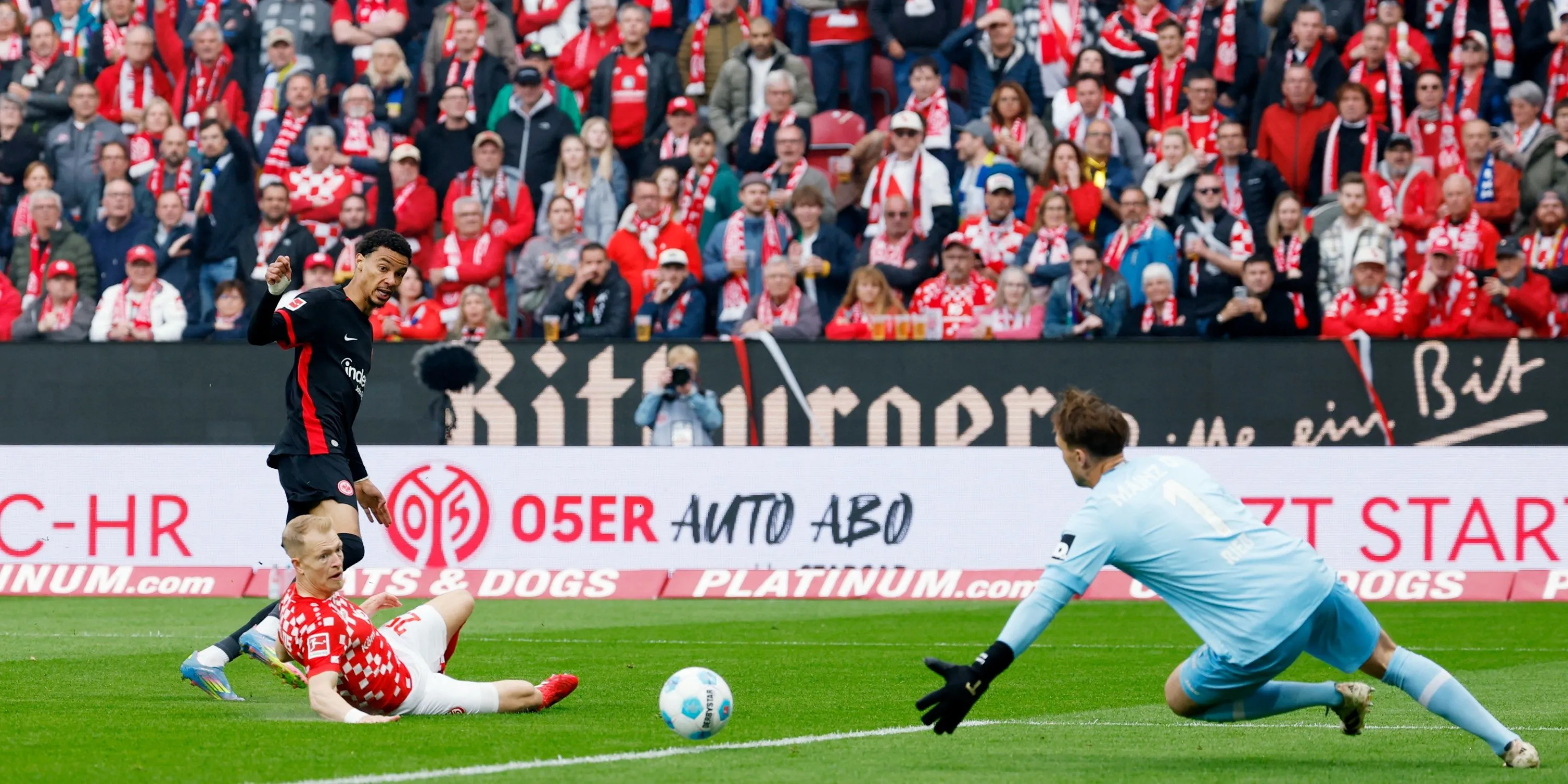 Tiền đạo Hugo Ekitike trong màu áo Eintracht Frankfurt - mục tiêu chuyển nhượng của Arsenal
