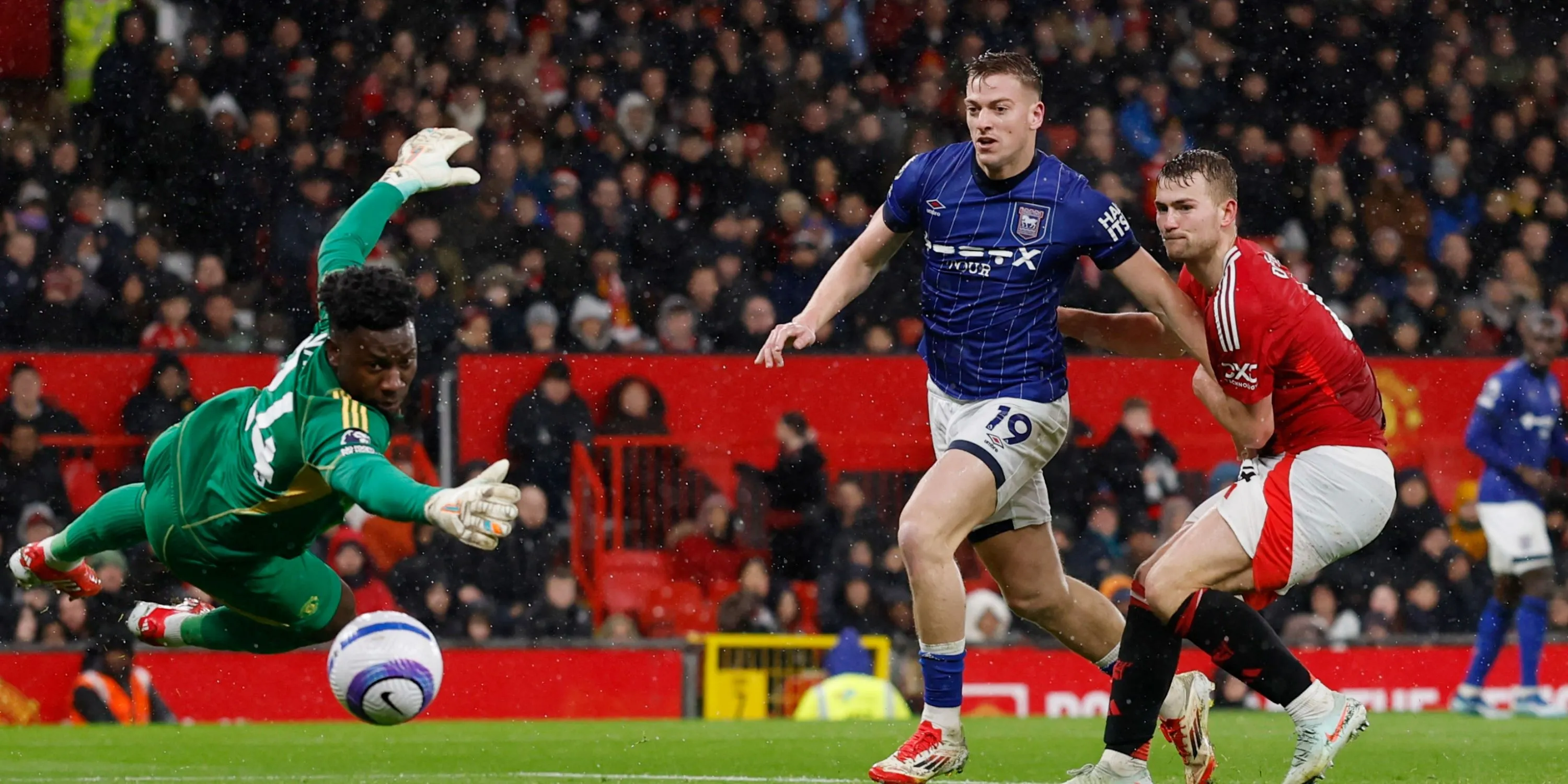 Tiền đạo Liam Delap kiểm soát bóng trong trận đấu của Ipswich Town