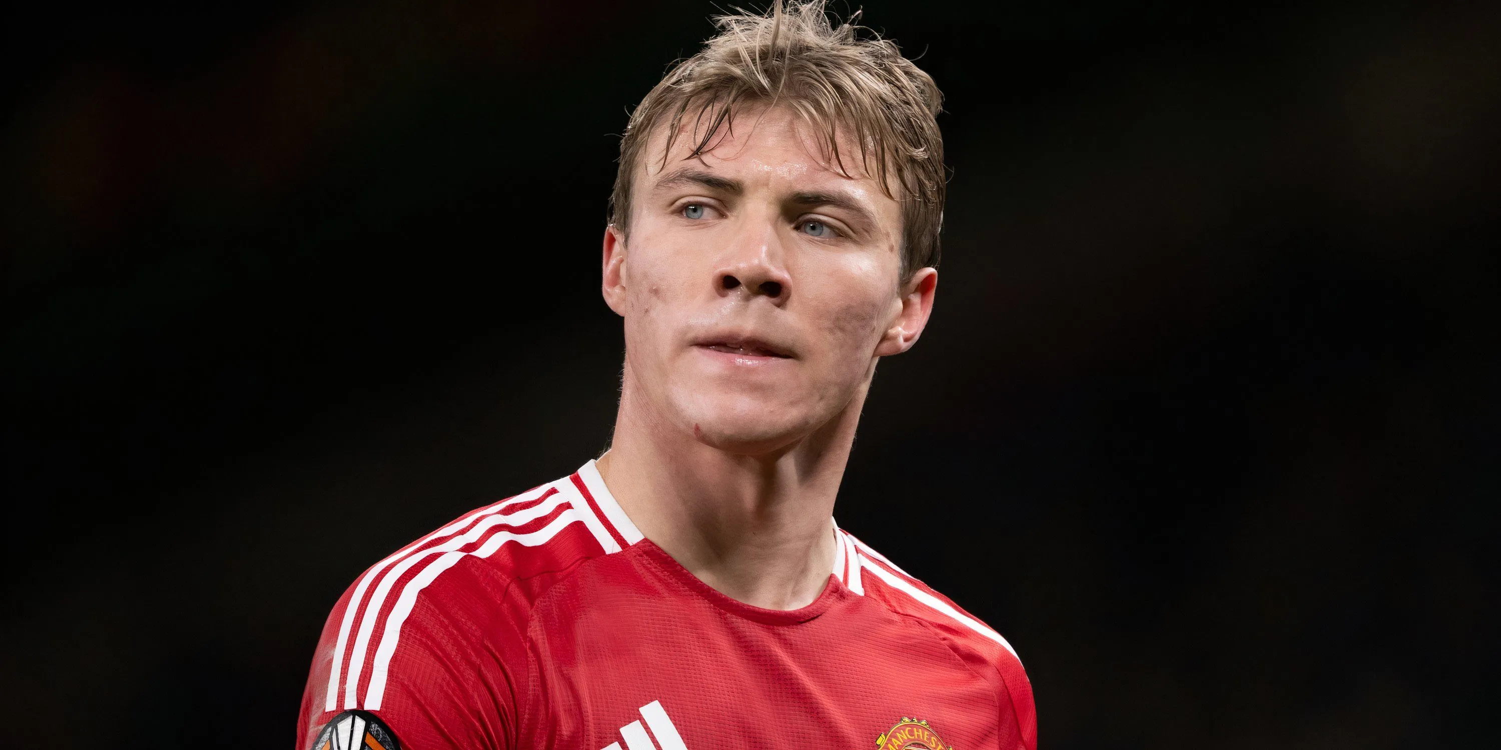 Tiền đạo Rasmus Hojlund trong màu áo Manchester United thi đấu