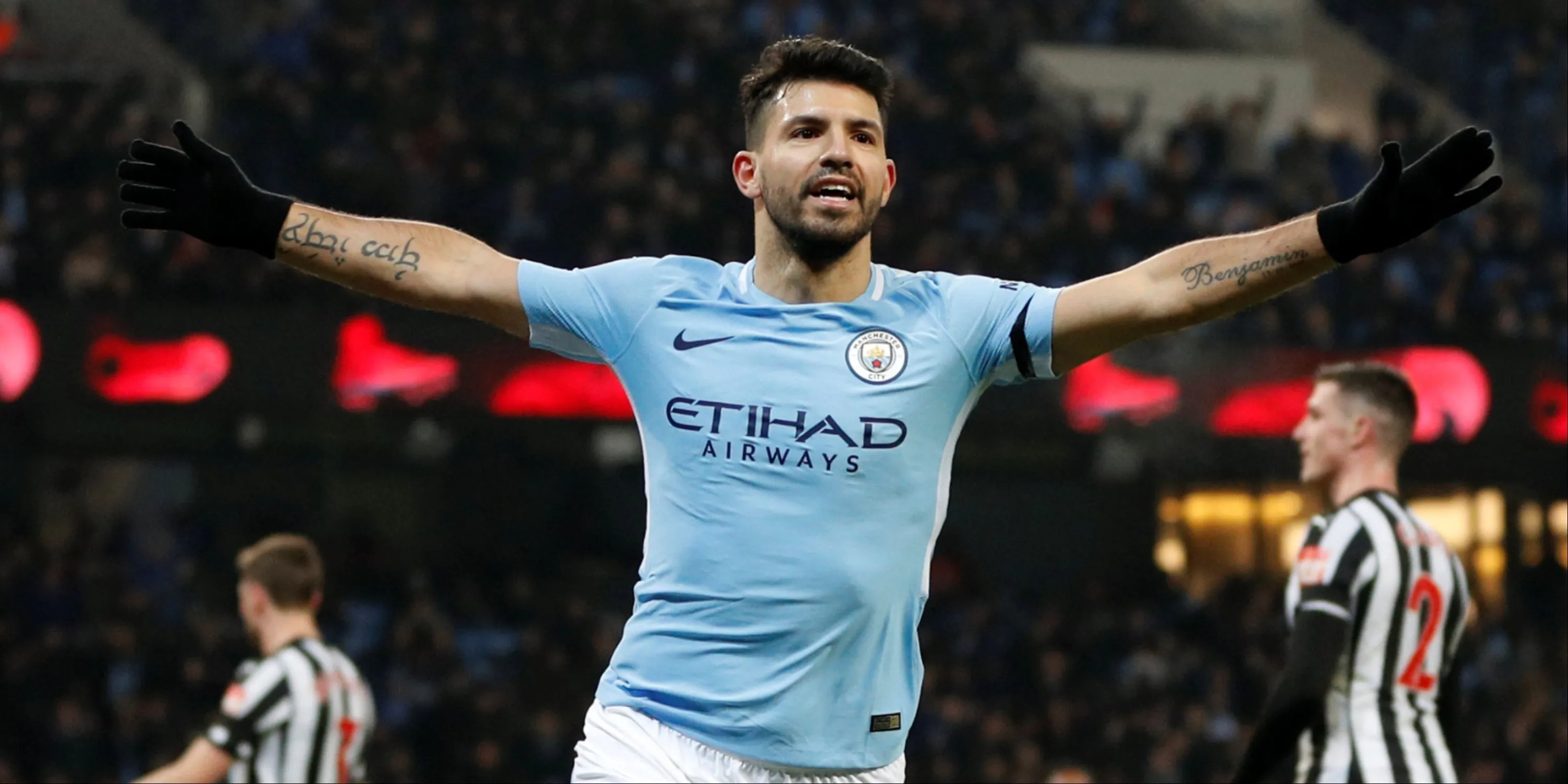 Tiền đạo Sergio Aguero ăn mừng bàn thắng trong màu áo Manchester City