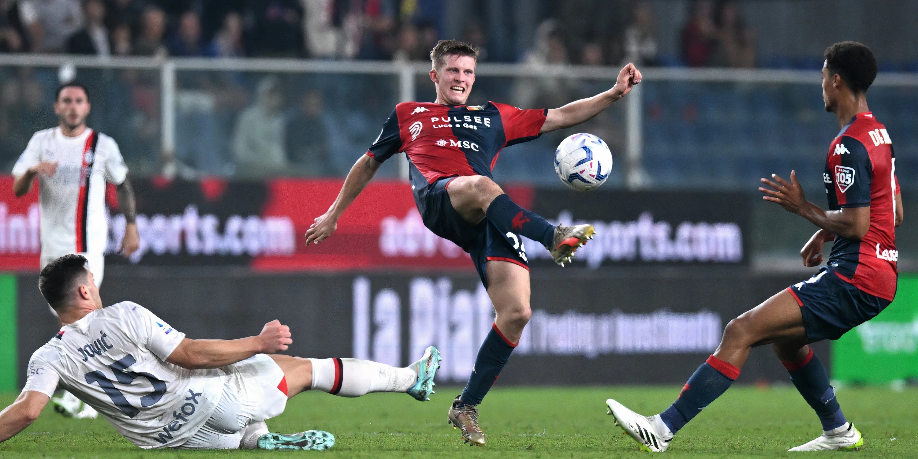 Tiền vệ Genoa Morten Frendrup tranh chấp bóng quyết liệt