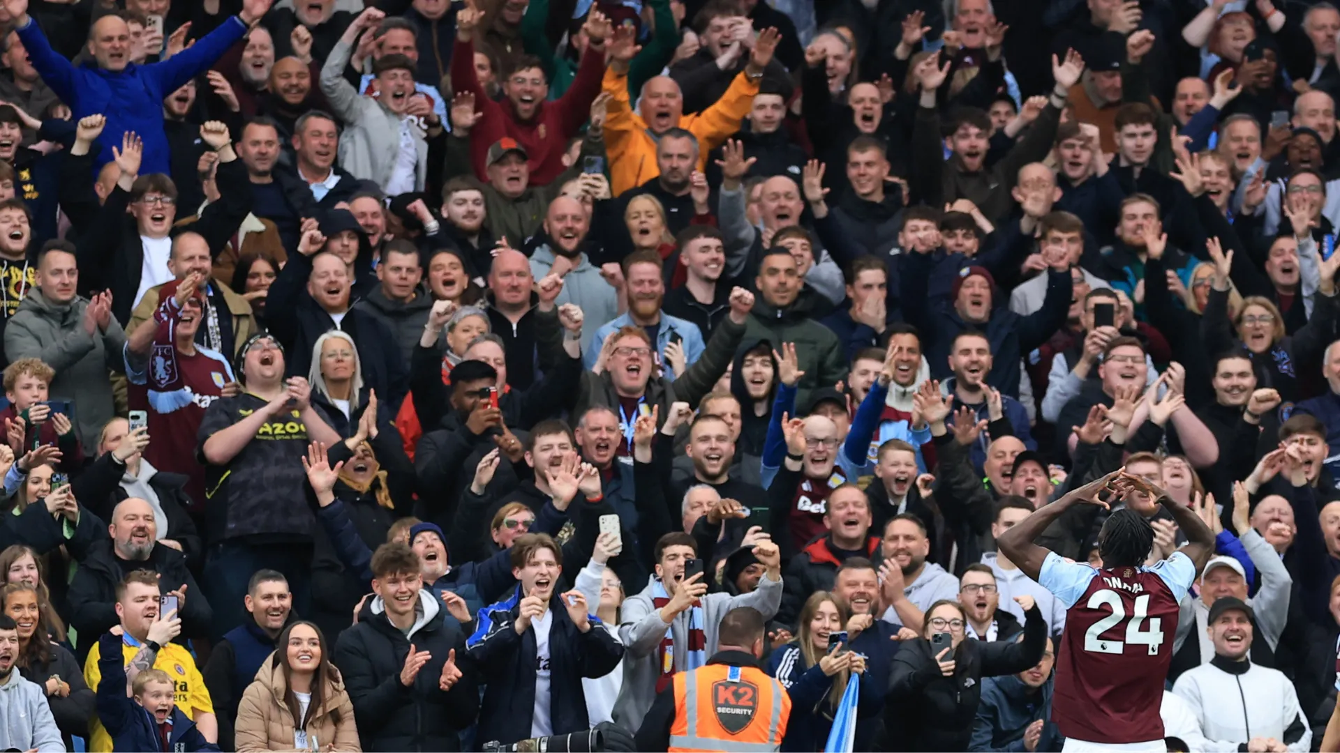Toàn cảnh sân vận động Villa Park của Aston Villa rực sáng dưới ánh đèn, nơi diễn ra các trận cầu đỉnh cao Premier League và Champions League.
