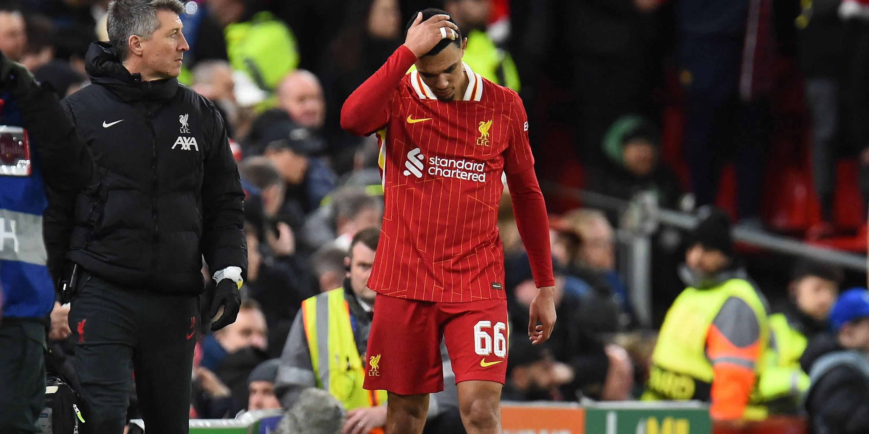Trent Alexander-Arnold buồn bã rời sân Anfield trong màu áo Liverpool