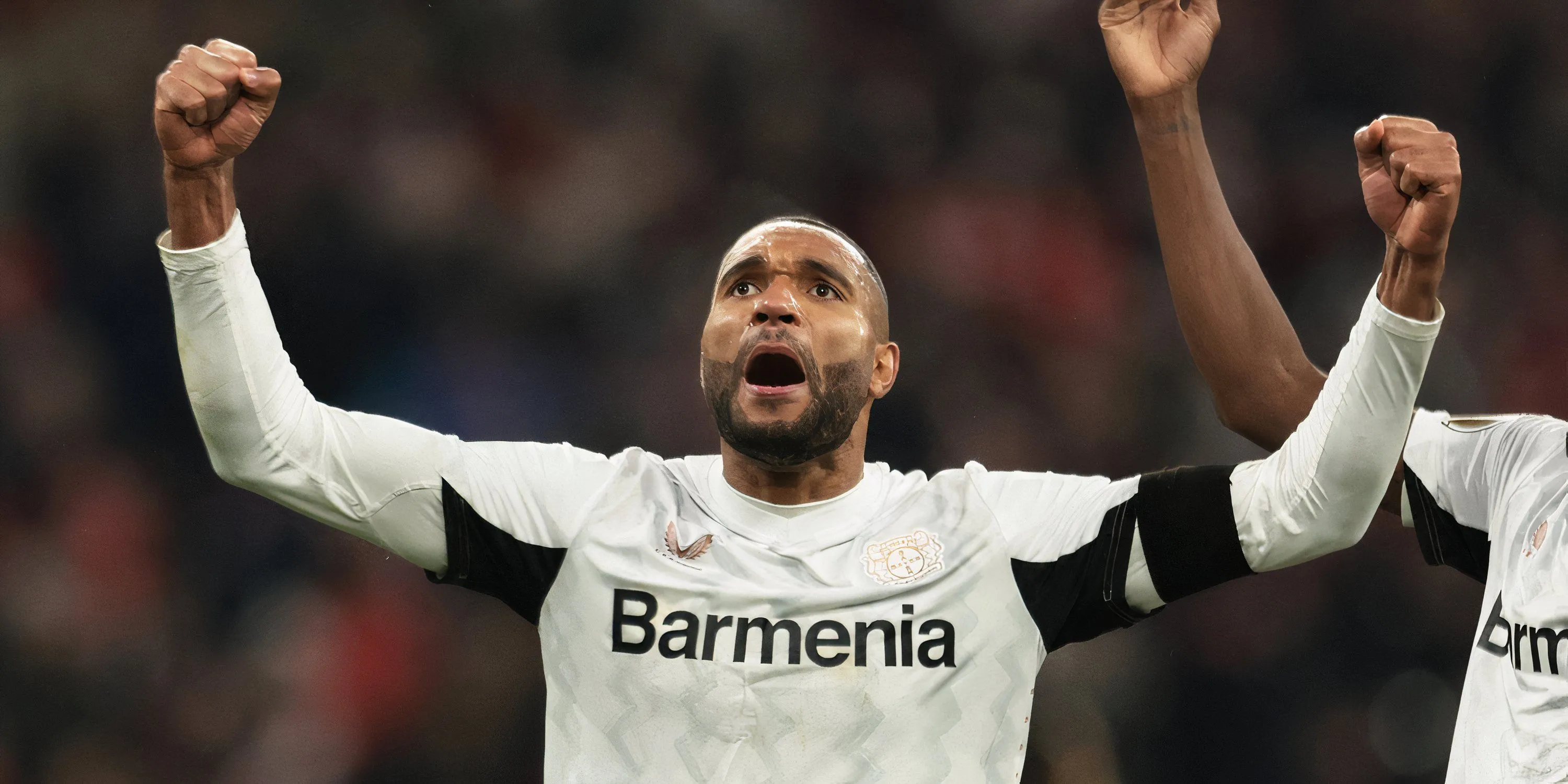 Trung vệ Jonathan Tah trong màu áo Bayer Leverkusen ăn mừng chiến thắng DFB Pokal