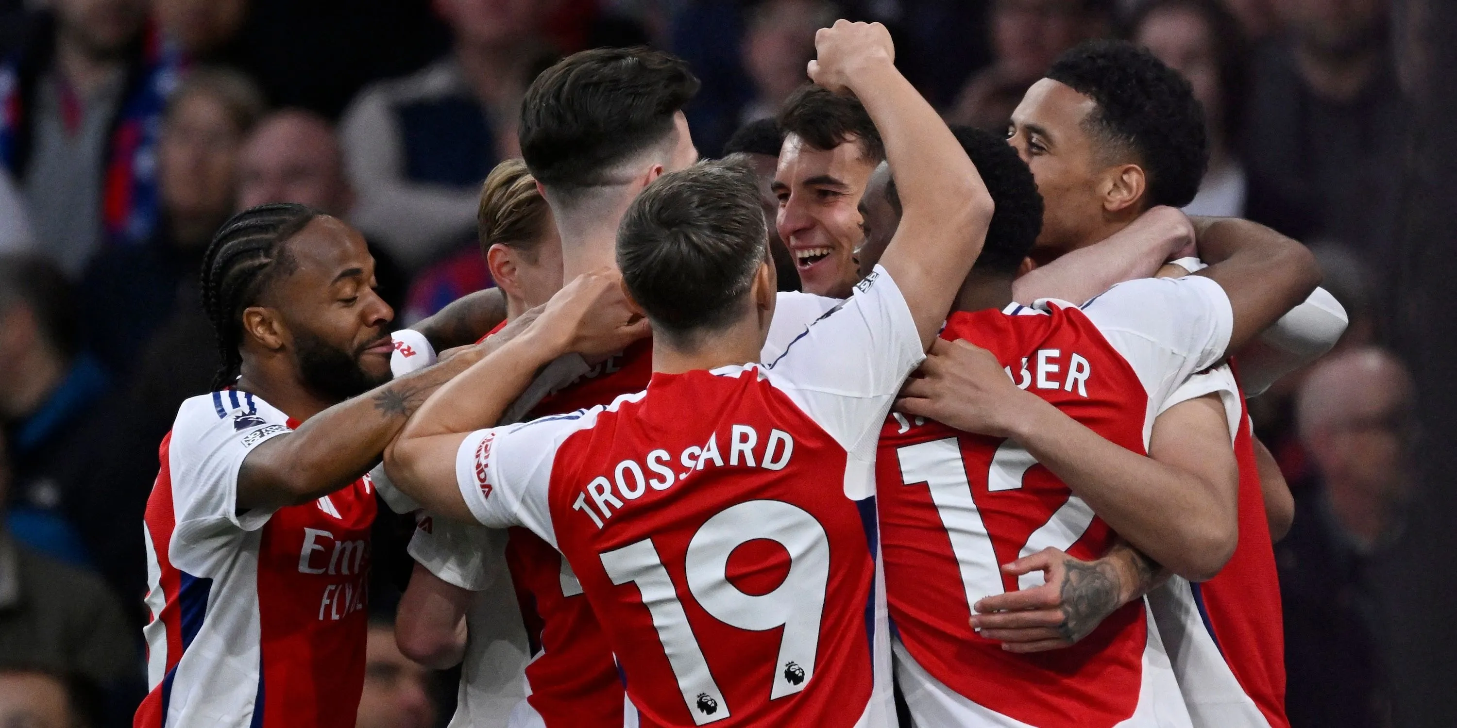 Tuyển thủ Arsenal Jakub Kiwior ăn mừng bàn thắng cùng đồng đội