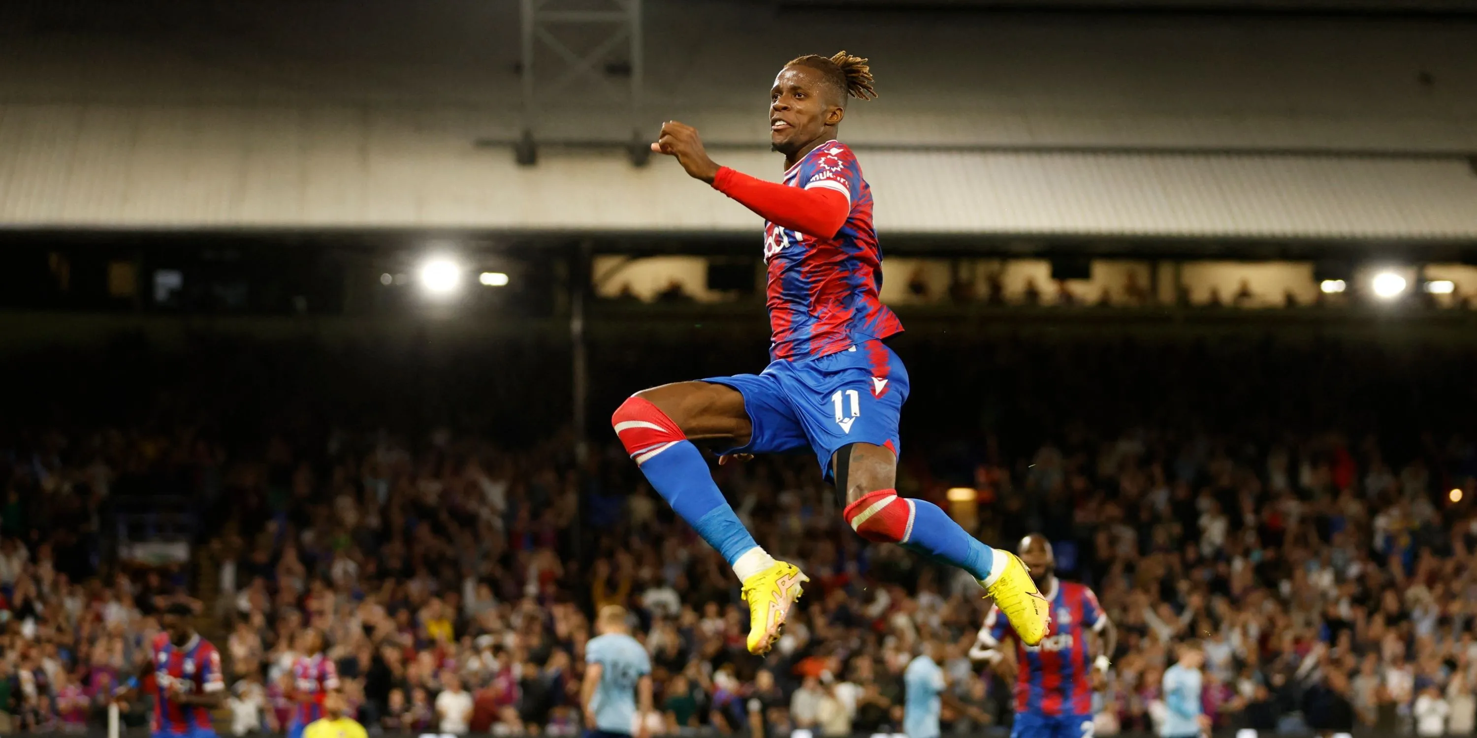 Wilfried Zaha ăn mừng bàn thắng cho Crystal Palace tại Premier League