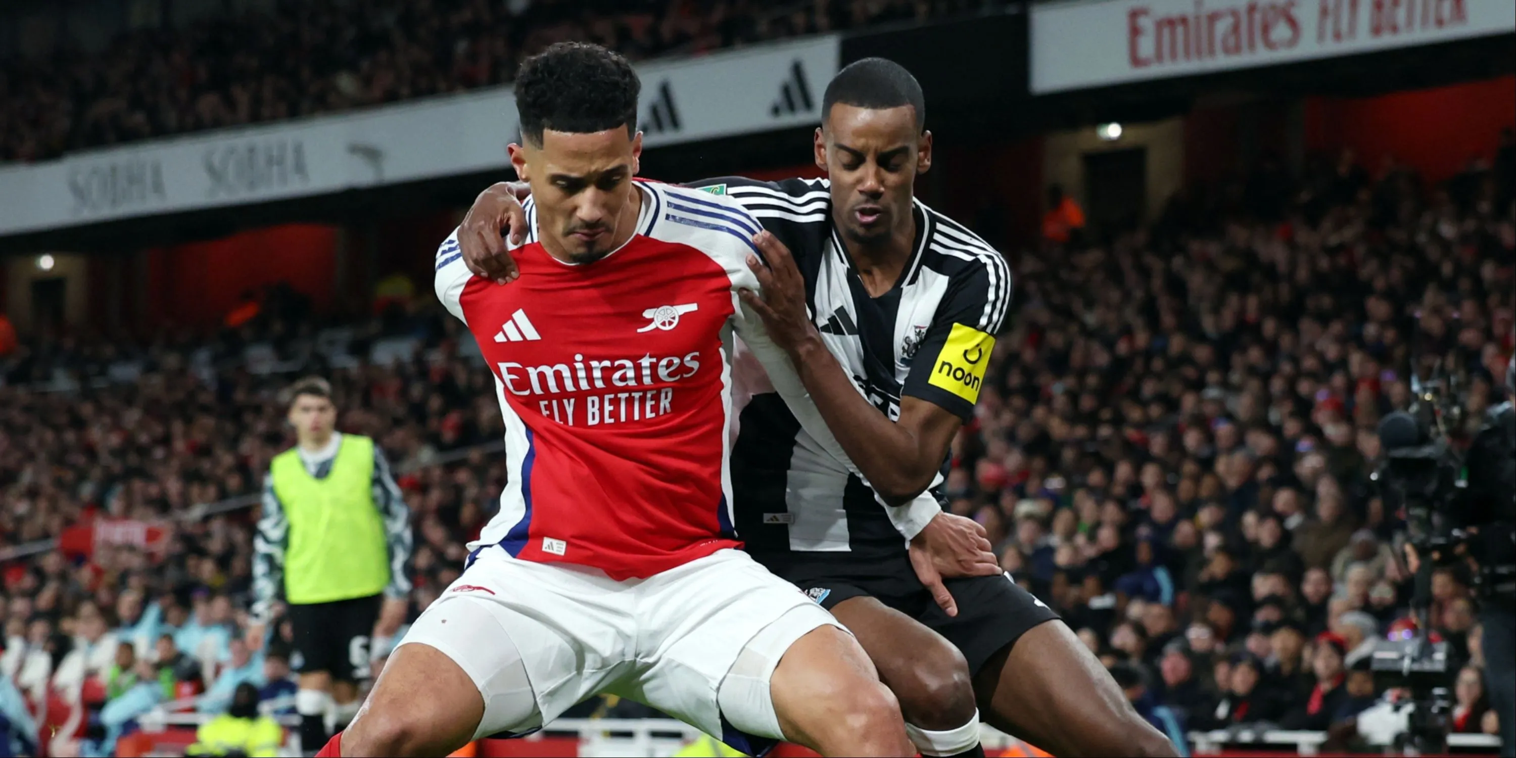 William Saliba (Arsenal) trong pha tranh chấp với Alexander Isak (Newcastle)