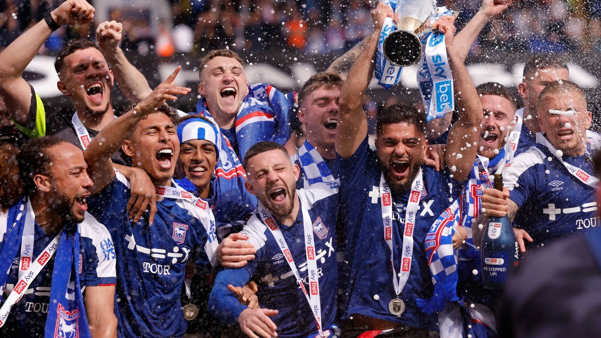 Các cầu thủ Ipswich Town ăn mừng chiến thắng thăng hạng, khoảnh khắc đáng nhớ có sự đóng góp của Marcus Harness