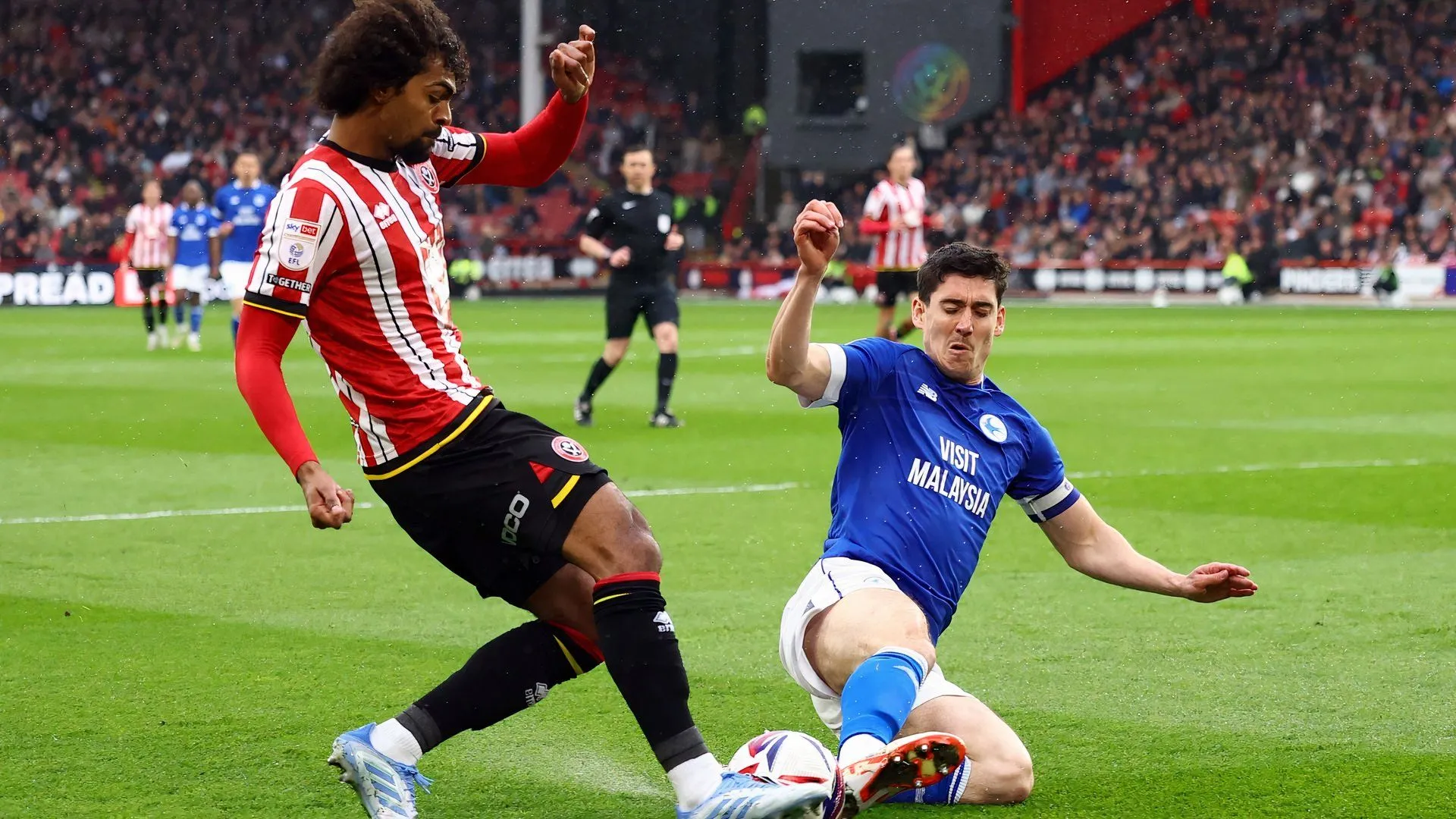 Callum O'Dowda (Cardiff City) đối đầu với cầu thủ Sheffield United tại Championship