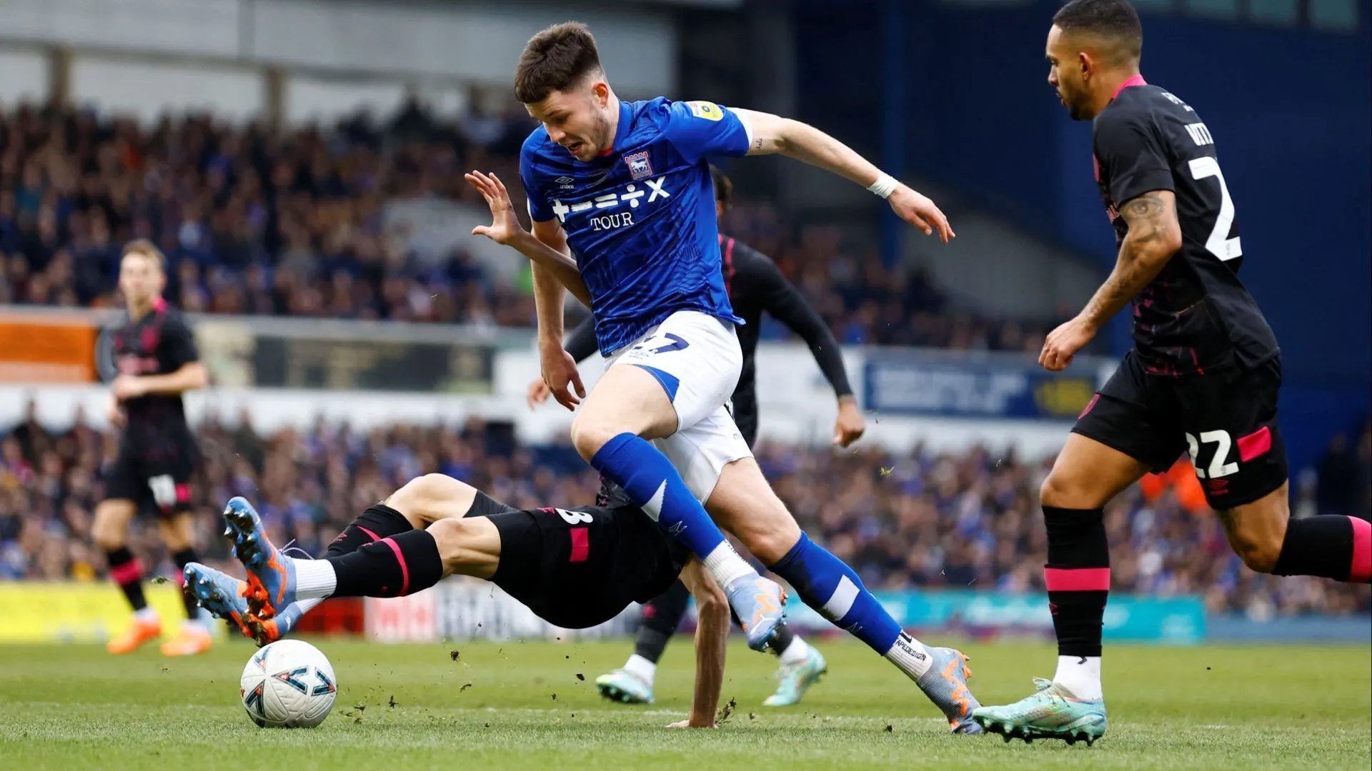 Chân dung tiền đạo George Hirst trong màu áo Ipswich Town