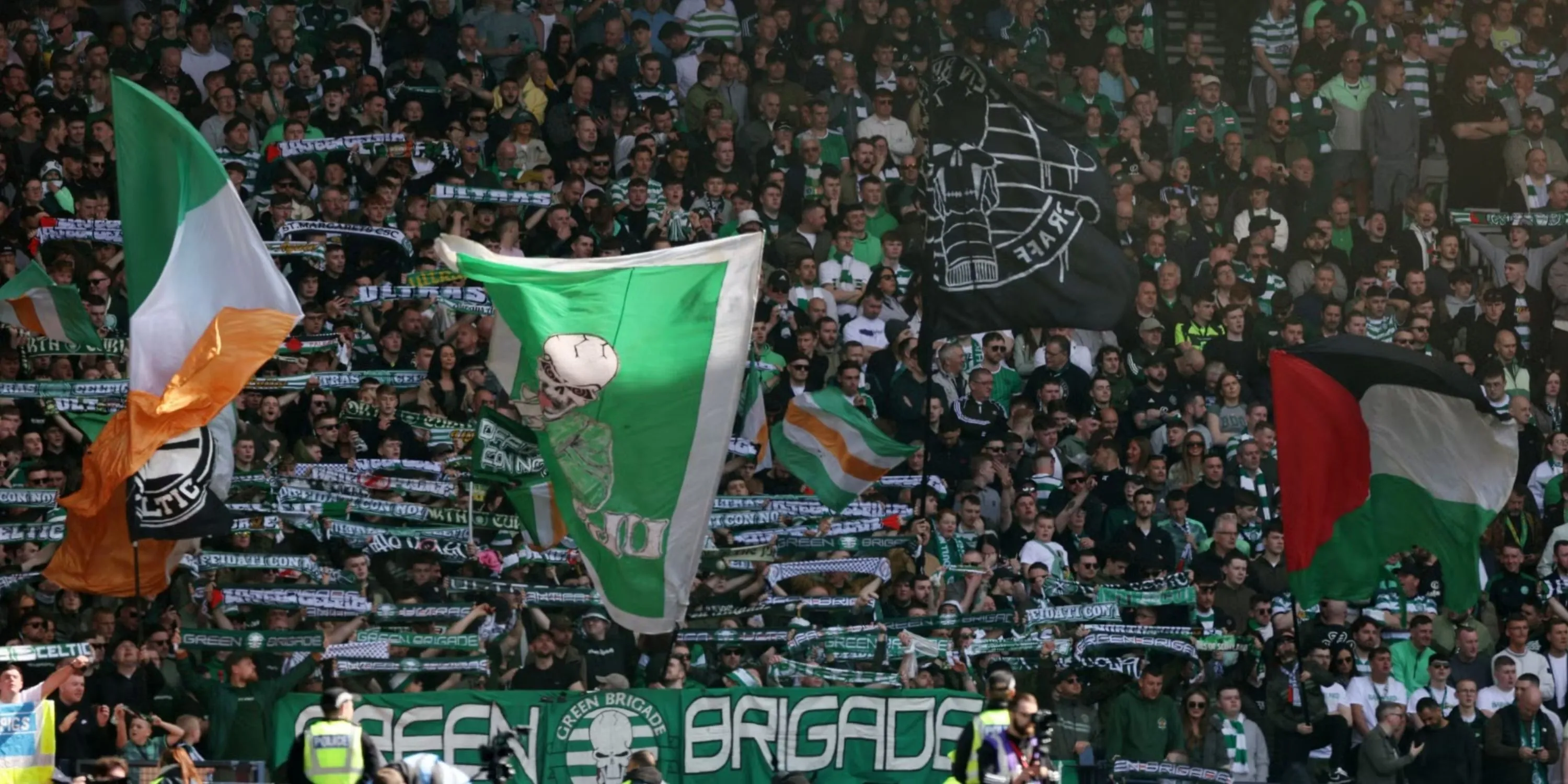 Cổ động viên Celtic trên khán đài tại Champions League