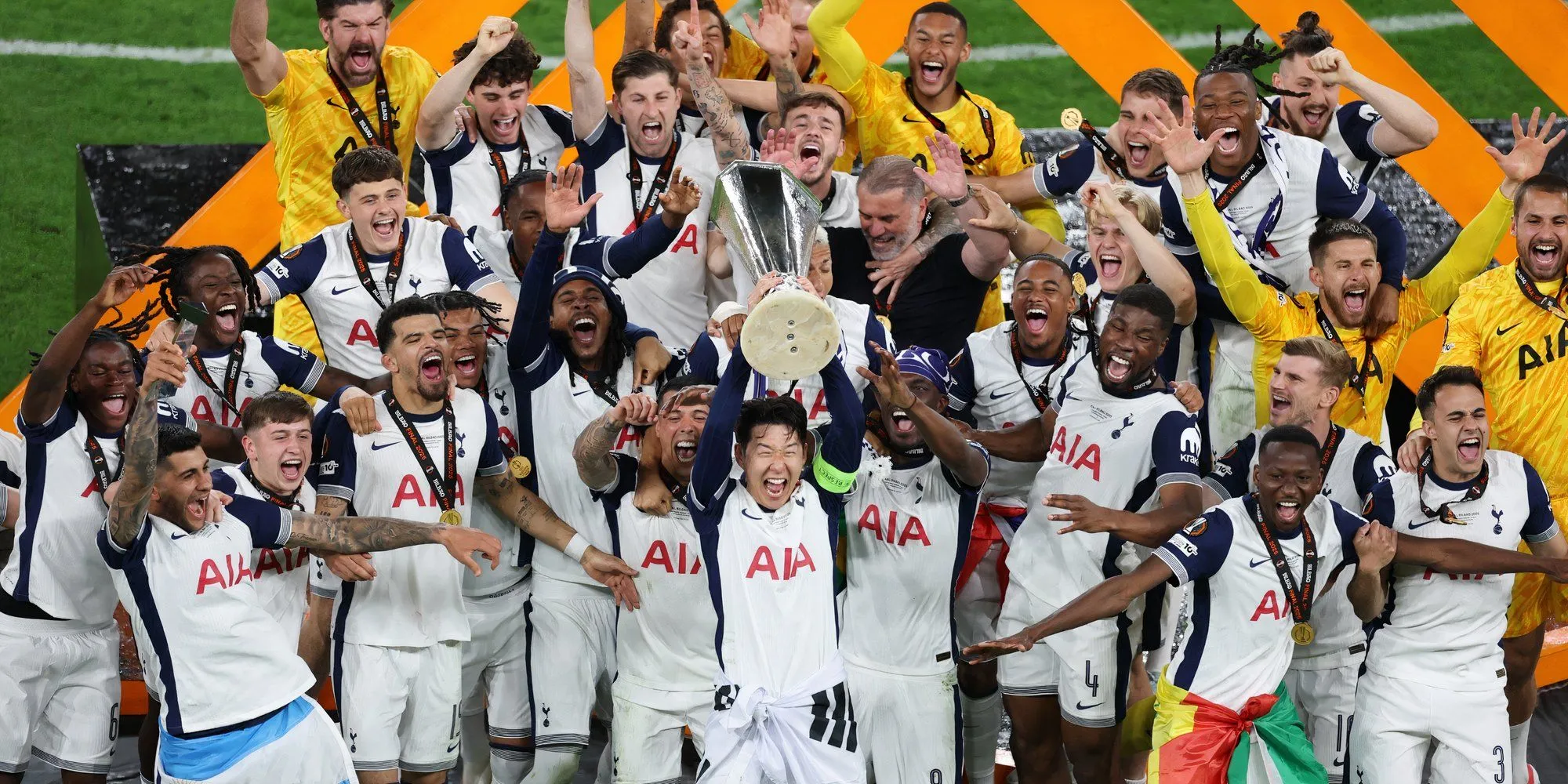 Đội hình Tottenham Hotspur ăn mừng chiến thắng tại Europa League