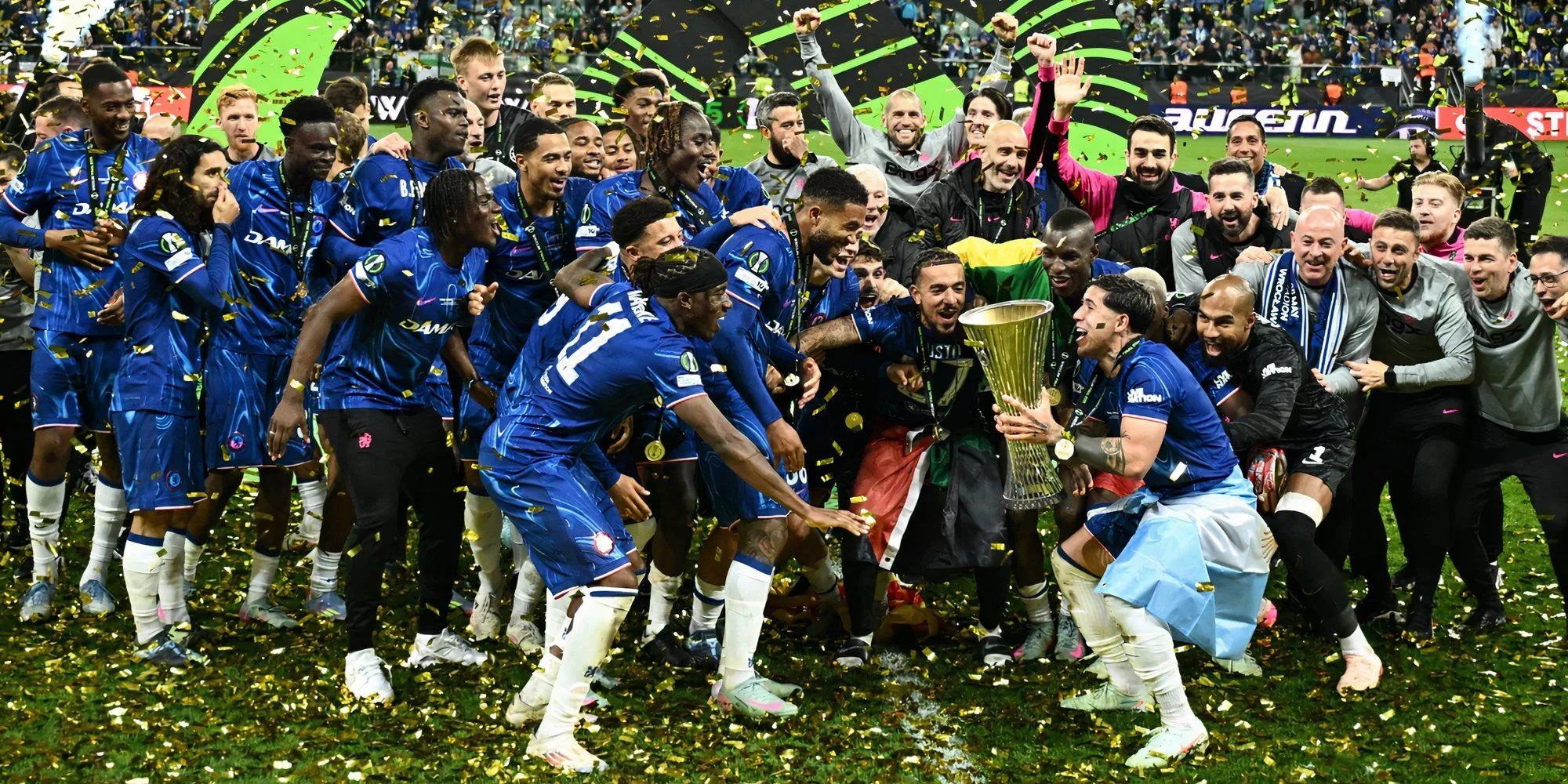 Đội trưởng Chelsea nâng cao chiếc cúp Europa Conference League