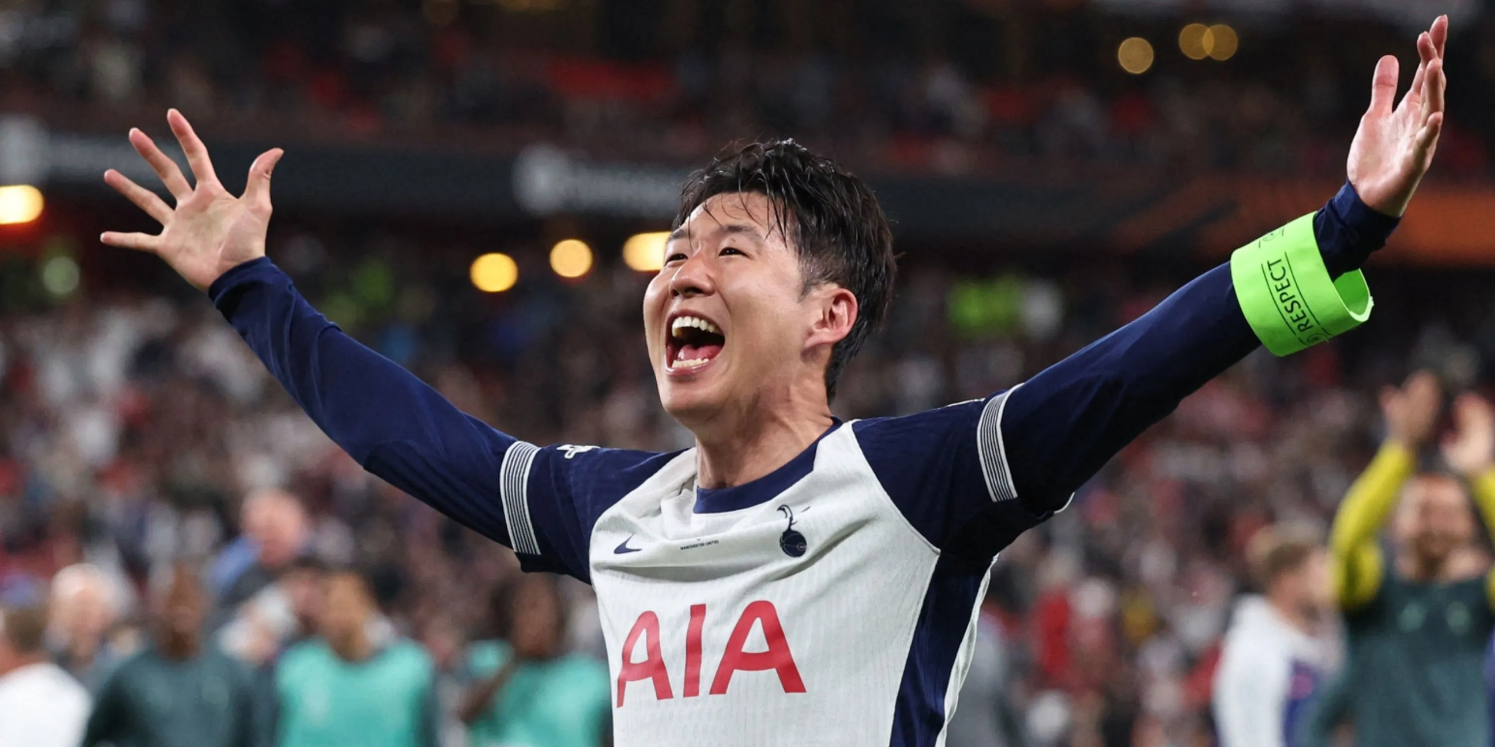 Đội trưởng Son Heung-min của Tottenham Hotspur nâng cúp Europa League