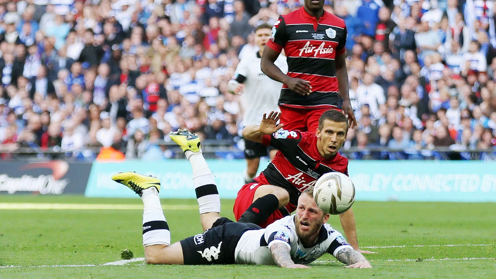 Gary O'Neil trong màu áo Queens Park Rangers tranh chấp bóng
