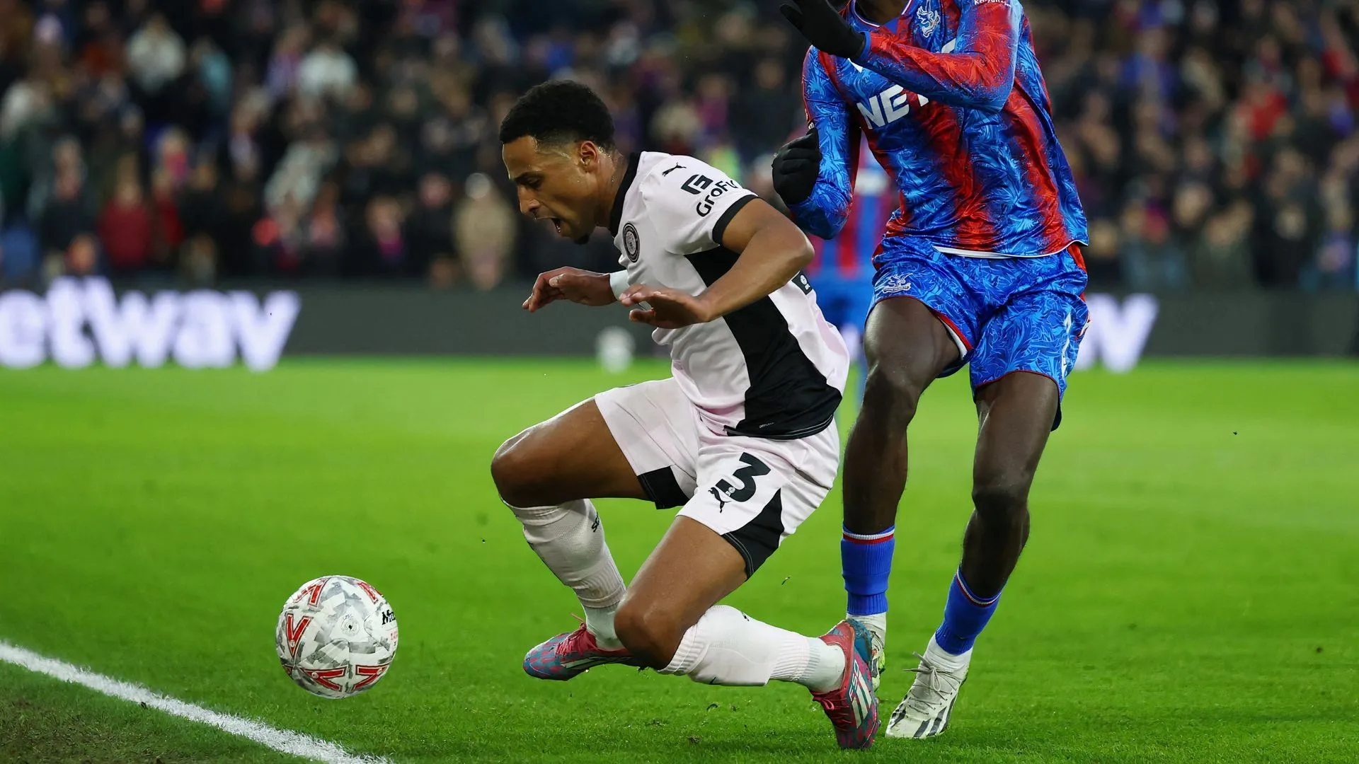 Hậu vệ Ibou Touray, mục tiêu chuyển nhượng của Bradford City