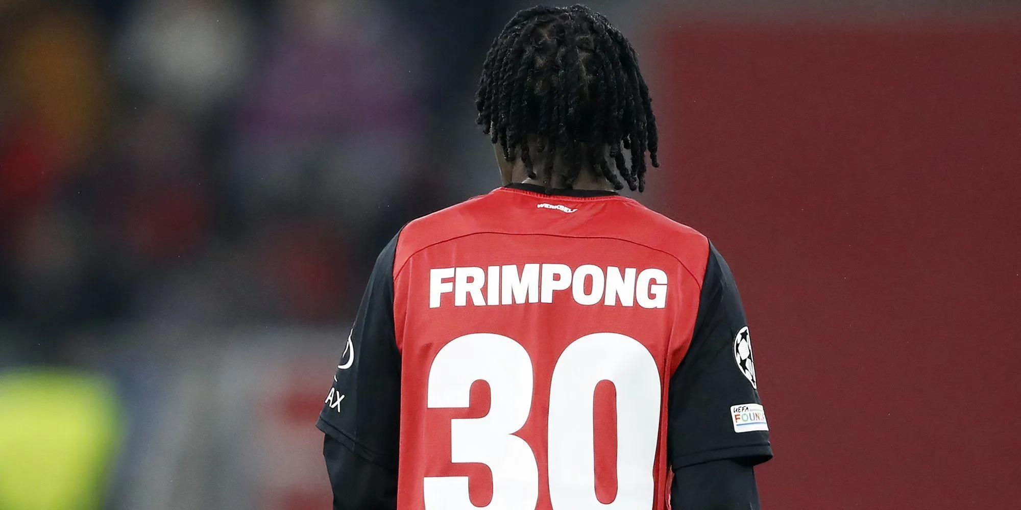 Hậu vệ Jeremie Frimpong trong màu áo số 30 của Bayer Leverkusen, cầu thủ mới của Liverpool trong kỳ chuyển nhượng.