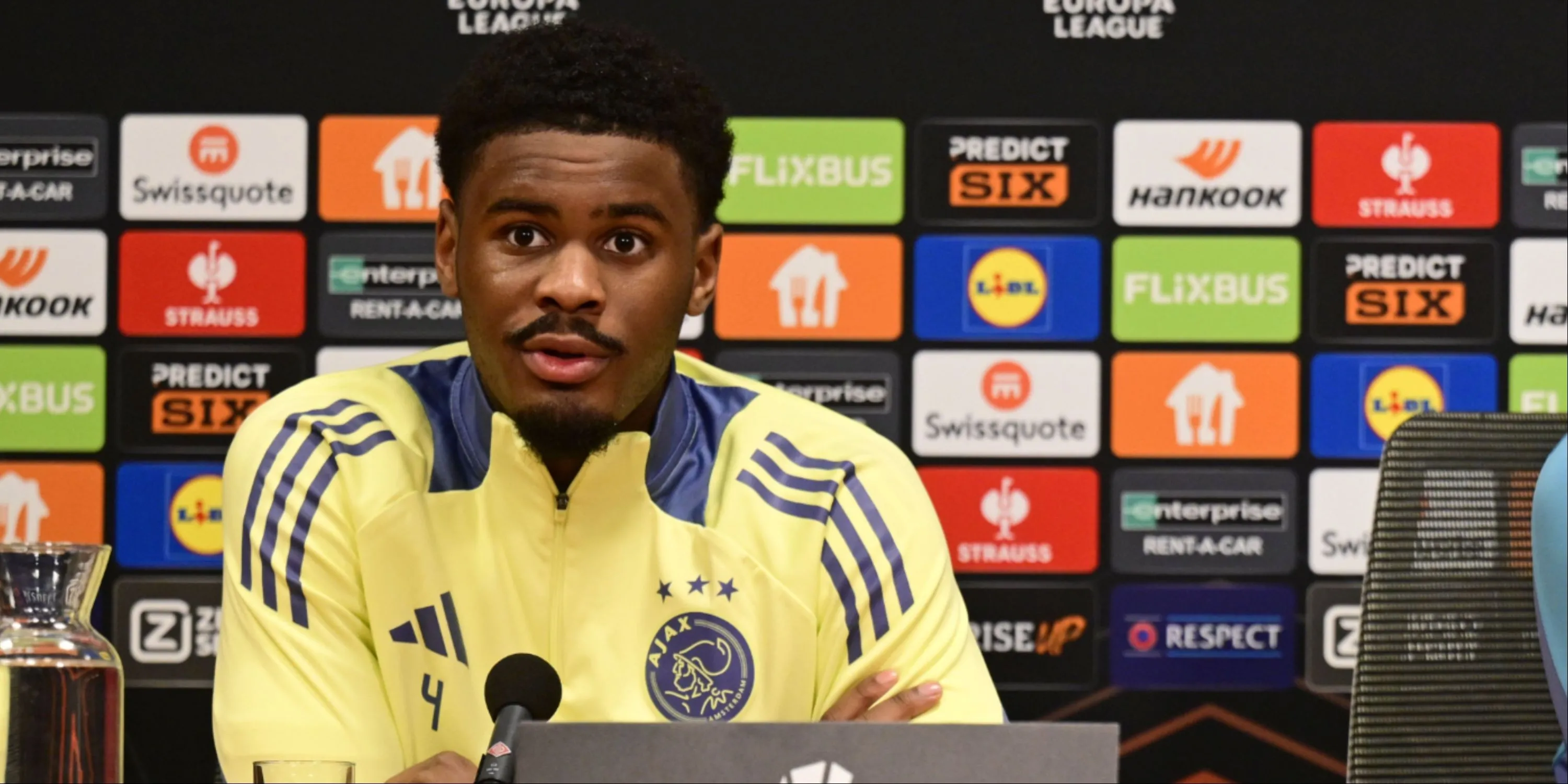 Hậu vệ trẻ Jorrel Hato của Ajax đang là mục tiêu chuyển nhượng của Arsenal và Chelsea